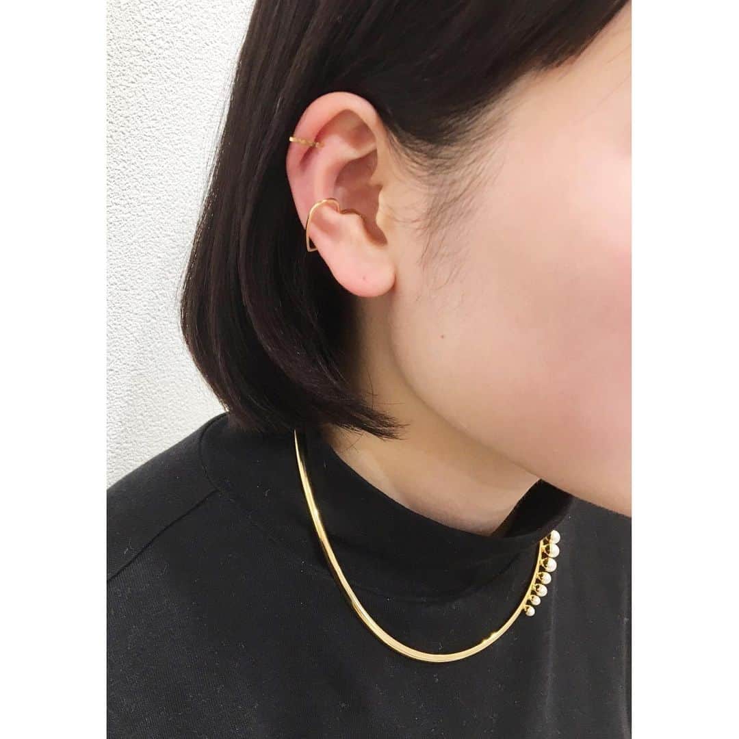 タピエスタイルさんのインスタグラム写真 - (タピエスタイルInstagram)「大阪ルクアイーレ店です。 KUDANA個展『 early summer 』 本日も好評開催中です。 . 「仕事帰りなのに出かけたくなる」 普段の装いをアップデートしてくれる様な、そんな日常と非日常を堪能できるジュエリーを。 . 流行のイヤーカフやチョーカー、探している方も多いのではないでしょうか？サイズやデザイン各種さまざまに取り揃えておりますので、きっとお気に入りが見つかりますよ。イヤリング、ピアスとセット着用や、カフの重ね付けが断然おすすめです。 . 写真1枚目上より順に ハートイヤーカフ ¥4,000(+tax) シトリンイヤーカフ ¥3,500(+tax) スクエアイヤーカフ ¥3,000(+tax) ガラスパールチョーカー ¥11,000(+tax) ラブラドライトイヤリング ¥6,000(+tax) . . KUDANAでは、デザインから制作までを一貫して行い、一点一点すべて手作業でお作りしています。 今回は、ゴールドカラーを基調としたモードと日常が併存するゴールドシリーズと 真鍮をベースとし、トレンドを取り入れたデイリーユースシリーズの2シリーズを展開します。 . ゴールドシリーズは、キラッと輝くパールやジルコニアを使用しつつも甘くなりすぎないよう、 ひねり加工や荒らし加工を入れ、少しスパイスを効かせたデザインに仕上げました。 これからの季節、アップヘアーのスタイルに合わせたいイヤーカフや存在感のあるゴールドのピアス等、 初夏を意識したデザインもご用意しております。 シルバー925をベースに、ロジウムメッキもしくはゴールドのメッキをかけ、上質な素材にこだわりました。 金属アレルギーの方でもお楽しみいただけるようチタンポストのアイテムもご用意しております。 . デイリーユースシリーズは、オメガモチーフのイヤリングや、パールをあしらったチョーカー等、トレンドを取り入れつつもモード感を残したデザインに。￥6,000～とリーズナブルな価格帯でありながらデザインと素材にこだわったコンテンポラリージュエリーをお楽しみください。シルバーや淡水パールを使用しているものだと￥7,000代〜￥30,000代までございます。 . ぜひ店頭でお手に取ってご覧下さいませ。本日もお待ちしております。 . . KUDANA個展『early summer』 会期：2019年5月18日(土)〜6月1日(土) 時間：10:00〜21:00 場所：タピエスタイル ルクアイーレ店 . . #KUDANA #earlysummer #KUDANA個展 #KUDANA個展earlysummer #tapiestyle #handmade #ハンドメイド #ハンドメイドアクセサリー #handmadeaccessory #ルクアイーレタピエスタイル sd」5月23日 18時13分 - tapiestyle