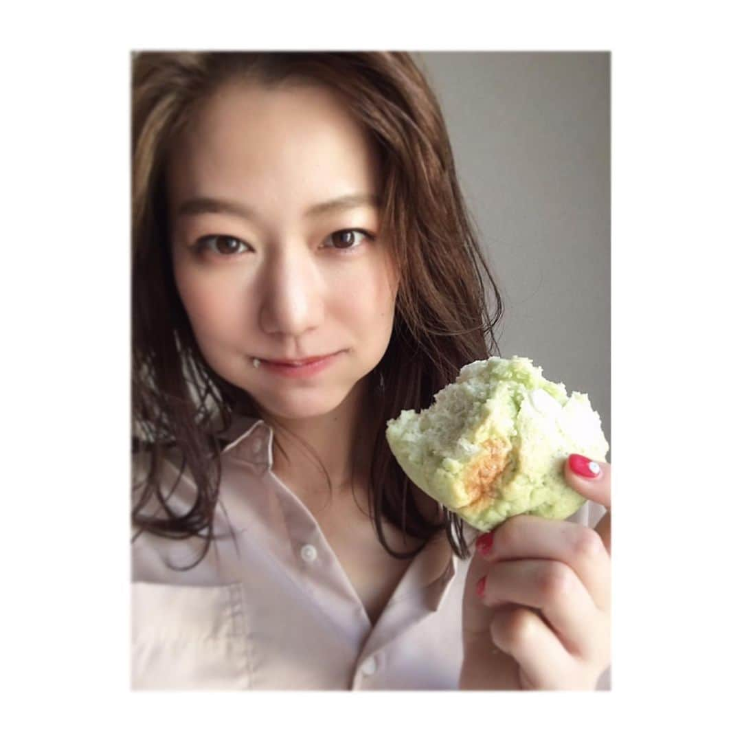 喜多よしかさんのインスタグラム写真 - (喜多よしかInstagram)「嬉しいいただき物🍈🍞💓 ・ 袋を開けた瞬間の濃厚なメロンの香り🤤 ・ カリカリ程よい甘さの生地の中は、きめ細かくてもっちりとしたふわふわのパン‼️🥰🥰🥰🥰 ・ さいこー😭‼️ 幸せの魔法ーーー🧙‍♀️❤️🌈 ・ 恐ろしい勢いで食べてしまいました！野崎さんご夫婦（  @studio.notta ）本当にいつもありがとうございます🥰🥰🥰 ・ #まるやまめろん #メロンパン #北海道 #札幌 #グルメ #パン #炭水化物大好き #ピンボケ」5月23日 18時15分 - yoshika_1002_official