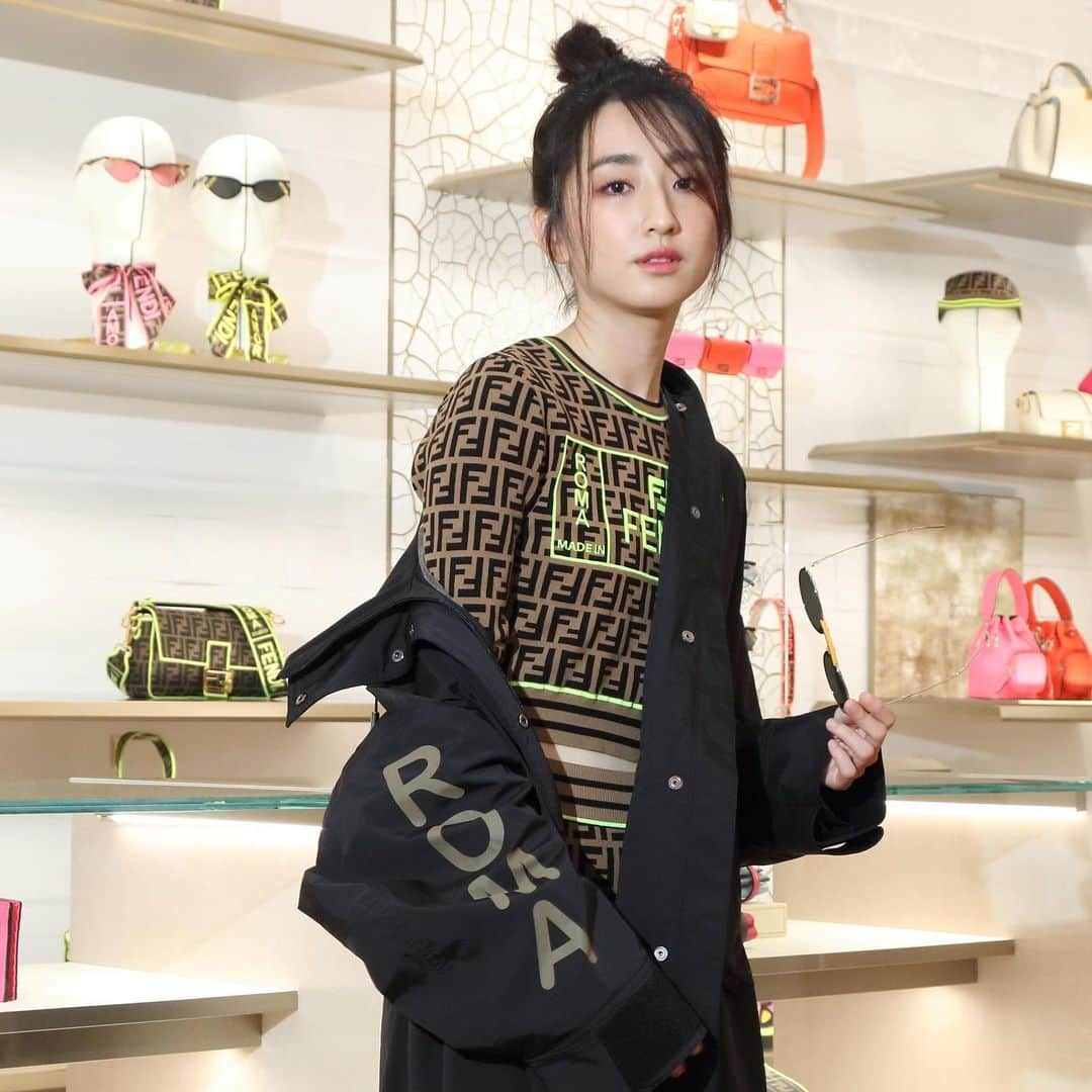 Vogue Taiwan Officialさんのインスタグラム写真 - (Vogue Taiwan OfficialInstagram)「#VogueFashionNow  剛上市的 @fendi ROMA AMOR系列如何搭配，人氣演員柯佳嬿 @alicekochiayen 與許光漢 @kuanghanhsu 示範穿搭，直接情侶裝這樣穿超時髦！  滑到最後，還有許光漢的帥氣自拍彩蛋唷💙  #Fendi #romaamor #許光漢 #柯佳嬿 #fashion #style #穿搭」5月23日 18時15分 - voguetaiwan