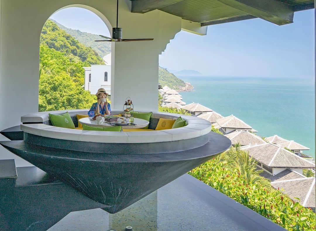 詩歩さんのインスタグラム写真 - (詩歩Instagram)「🍴﻿ ﻿ 海を眺めながら優雅なアフタヌーンティー🍰﻿ Enjoyed floating afternoon tea with a perfect view!﻿ ﻿ ベトナム・ダナンには、こんな光景の中、食事やアフタヌーンティーができるレストランがあります。﻿ ﻿ それは、インターコンチネンタル・ダナンにある「シトロン」🍋﻿ ﻿ テラスには、空中に浮かぶように作られた席が5つだけあって、﻿ 遮るものなく、美しい景色を楽しみながら、食事ができます。﻿ ﻿ ここに来るのは2年ぶり2度目なんだけど、前回は曇りだったから、青空は初めて！﻿ ビーチの上に浮かんでいるような感覚は…なかなか体験できるものじゃない！﻿ ﻿ 目の前のスイーツを忘れて、どっぷり景色に浸っちゃいそうでした。笑﻿ (が、そのあと爆食い👉スワイプしてね😂)﻿ ﻿ 宿泊しなくてもレストランは来れるみたいですよ☺﻿ ダナンは素敵なホテルがたくさんあるだから、泊まるとこに困っちゃう🤔﻿ ﻿ このホテルは、2年前に泊まったときの様子をBlogでレポートします✏️﻿ お部屋の様子を見たい方は「詩歩　ダナン」などで検索を🔍﻿ 👉 http://shiho.me/4894﻿ ﻿ ダナンは、日本から直行便も出ている話題の都市。﻿ #shiho_vietnam  で、2年前と今回の写真がみれるのでぜひCHECKしてね😉﻿ ﻿ @intercontinentaldanang﻿ 📍インターコンチネンタル ダナン／ベトナム　ダナン﻿ 📍InterContinental Danang／Vietnam　Da Nang﻿ ﻿﻿﻿ ﻿﻿﻿﻿ ©︎Shiho/詩歩﻿」5月23日 18時16分 - shiho_zekkei