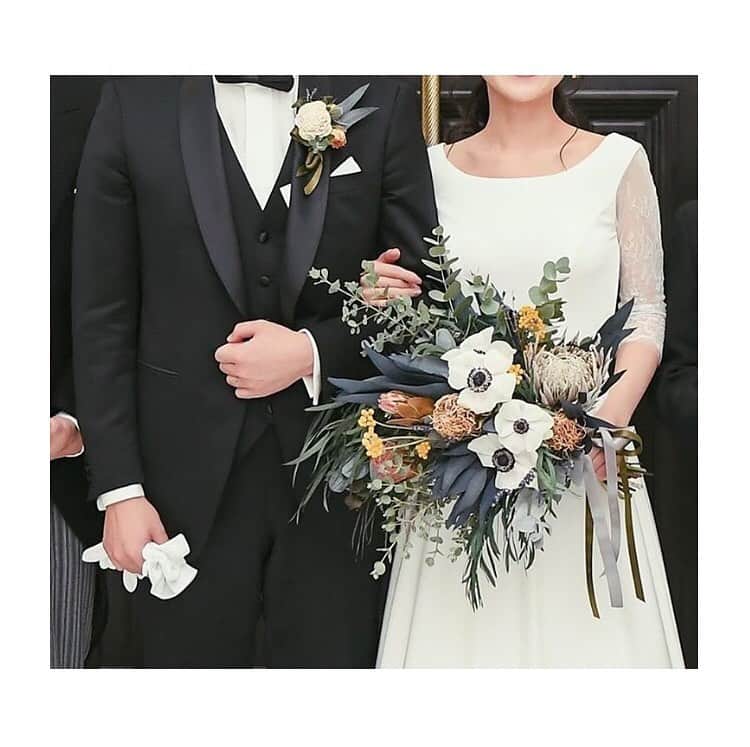 ウェディングソムリエ編集部さんのインスタグラム写真 - (ウェディングソムリエ編集部Instagram)「． スタッフの @haru_jadore です🕊 @z.k_wedding_ さんのフォトをリポスト。 ． ． ． エレガントで洗練されたコーディネート。 ． ． 「ドレスを白２着にしたので、お色直しでブーケチェンジして雰囲気が変わるようにしました。このブーケ、すごく好みだった。」と @z.k_wedding_ さん。 ． ． アネモネの愛らしい柔らかさや、上品な美しいドレスのバランスが素敵で、とても参考になりますね☺️ ． ． @z.k_wedding_ さん、ありがとうございました🌿 ． ． ． ． ． ． *:.,.:*:.,.:*:.,.:*:.,.:*:.,.:*:.,.:*:.,.:*:.,.:*:.,.:*:.,.:*:.,.:* . サイトは[ウェディングソムリエ ]で検索 🔎http://www.jadorewedding.com プロフィール欄の🔗Linkからもとべます。  ウェディングソムリエは、 人生でその時しかできない 特別な体験を提供するメディアです♡ *:.,.:*:.,.:*:.,.:*:.,.:*:.,.:*:.,.:*:.,.:*:.,.:*:.,.:*:.,.:*:.,.:*:.,.:*: #卒花  #ウェディングソムリエ #花嫁 #プレ花嫁  #花嫁DIY  #ウェディングアイデア  #ウエディングアイテム #卒花嫁レポ #全国のプレ花嫁と繋がりたい #ウェディングソムリエアンバサダー #結婚式 #ウェディングドレス #ウェディングレポ #ウェディングレポート」5月23日 18時18分 - jadore_wedding