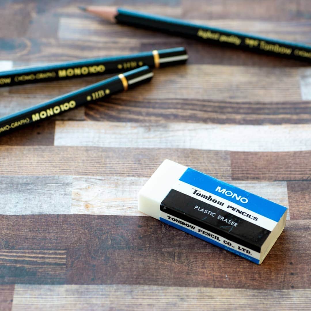 トンボ鉛筆さんのインスタグラム写真 - (トンボ鉛筆Instagram)「1969年発売の「初代MONO消しゴム」 もともとMONO消しゴムは、最高級鉛筆「MONO100」の1ダースにおまけとして付けられたプラスチック消しゴムでした。 この消し味が評判になり、製品として発売されたのがはじまりで今のMONO消しゴムにつながっています✨  発売当初は紙ケースのデザインも少し違い、消しゴム本体にもMONOのロゴが印刷されていました！ . . . #mono消し #mono消しゴム #モノ消し #モノ消しゴム #トンボ鉛筆 #文房具 #文具 #文具好き #文房具好きな人と繋がりたい #ぶんぼうぐ #文房具好き #文具好きさんと繋がりたい」5月23日 18時28分 - tombowpencil