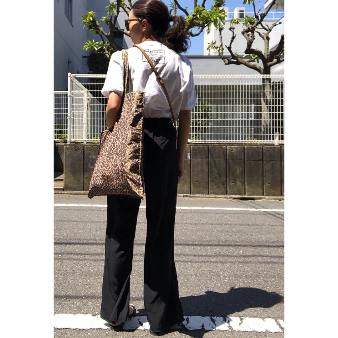 高橋志津奈さんのインスタグラム写真 - (高橋志津奈Instagram)「今日暑かったですね。 . 白Tにパンツのど定番の組み合わせで。なんか寂しい気がしたから久々ネックレスを。 . でも実はこのTシャツ背中にプリントがワンポイント✨ . さ、今日もご飯作ろ！ . #shizunascoordinate」5月23日 18時25分 - shizunan