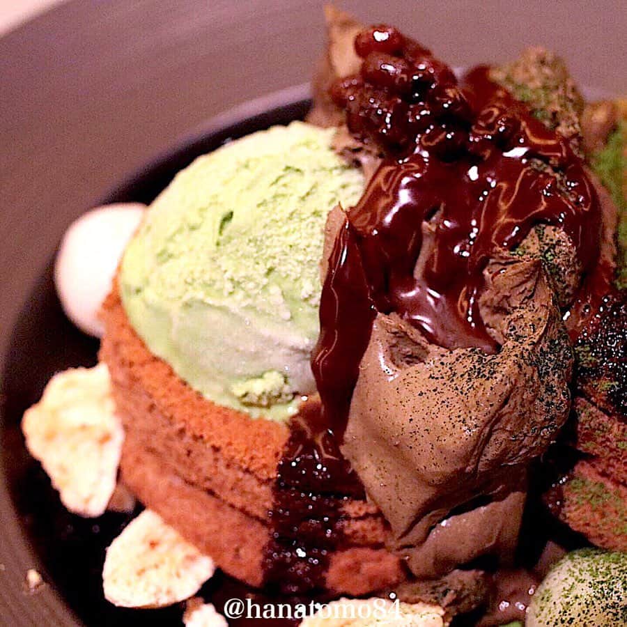 はなともさんのインスタグラム写真 - (はなともInstagram)「. . チョコレートを使った様々なスイーツを楽しめる 「パティスリー&カフェ デリーモ 京都店」が 2019年2月、京都駅西口改札前の イートパラダイス3階にオープン！ . こちらでは、ショコラ生地に白玉やきな粉、抹茶アイスなどを合わせた、その名も「黒抹茶パンケーキ」(1,200円/京都店限定)が食べられるぞ！ . 抹茶や小豆がふんわりとしたショコラ生地と 相性バツグン！ . チョコートの甘さと抹茶のほろ苦さが絶妙です！ . 京都店限定パンケーキなので 訪れた際はぜひ食べてみてくださいね！ . ————————————————— . 住所 : 京都府京都市下京区烏丸通塩小路 下ル東塩小路町 ジェイアール京都伊勢丹  JR西口改札前 イートパラダイス ‪営業時間 : [‬平日] 10:00〜22:00(LO21:00) [土日祝日] 8:00〜22:00(LO21:00) ‪電話番号 : ‬075-746-5300 ‪定休日 : 施設に準ずる‬ ‪席数 : 72席‬ . ————————————————— . #パンケーキ#パンケーキ部#スイーツ部#京都スイーツ#カフェ部#カフェ巡り#京都カフェ#京都スイーツ#京都パンケーキ#デリーモ#デリーモ京都#抹茶好きな人と繋がりたい#抹茶巡り#パンケーキ巡り #はなとも京都」5月23日 18時29分 - hanatomo84