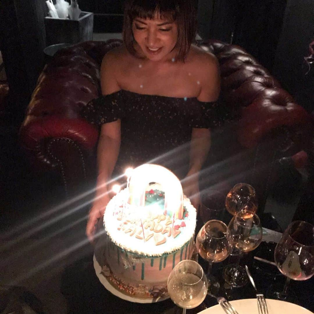 HARUKO（真木明子）さんのインスタグラム写真 - (HARUKO（真木明子）Instagram)「QUEEN👸サリさん❤️. . お誕生日おめでとう❤️. . あなたに会えてよかった😊 . またもや頼まれていないのに飲みすぎて、ハッチャケ過ぎて二日酔い😭 @salysuzuki  @miwanakabayashi  @megumi1818  @clasky825  @jurikooo  あいちゃん😊」5月23日 18時34分 - haruko227