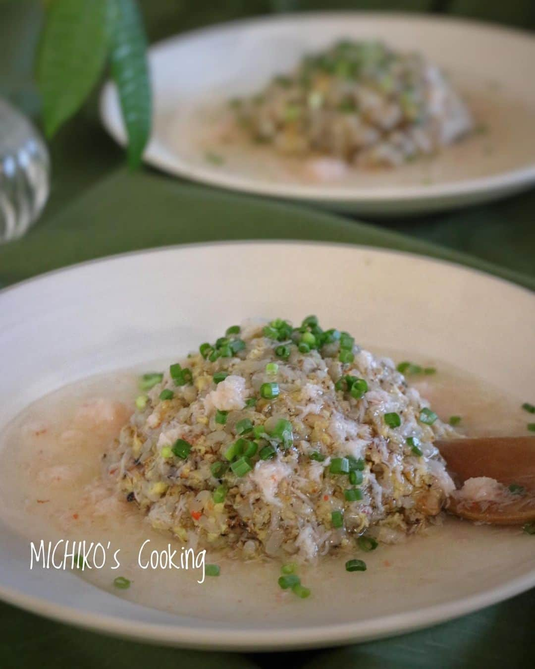 michikoscookingさんのインスタグラム写真 - (michikoscookingInstagram)「The crab fusion fried rice 🦀  蟹のあんかけチャーハン。  なんでしょうね、蟹缶使うと ものすごい贅沢気分になっちゃう。  チャーハンの味付けは極力シンプルに。 ひたすら蟹のために作るチャーハン。  フライパンゆすらなくても 持ち上げなくても なんなら子どもでも パラッパラに仕上げられる 作り方で作ってます。 . --------- . 今週は、沢山の方との出会いや 学びのあった週。 沢山の刺激とインプット。 やりたいことがたくさん。  週末にむけて一つ一つ整理して 形にしていこう、と決意。  #かに缶 #カニ缶 #蟹缶 #あんかけチャーハン #蟹のあんかけチャーハン #中華 #おうち中華」5月23日 18時46分 - michikoscooking