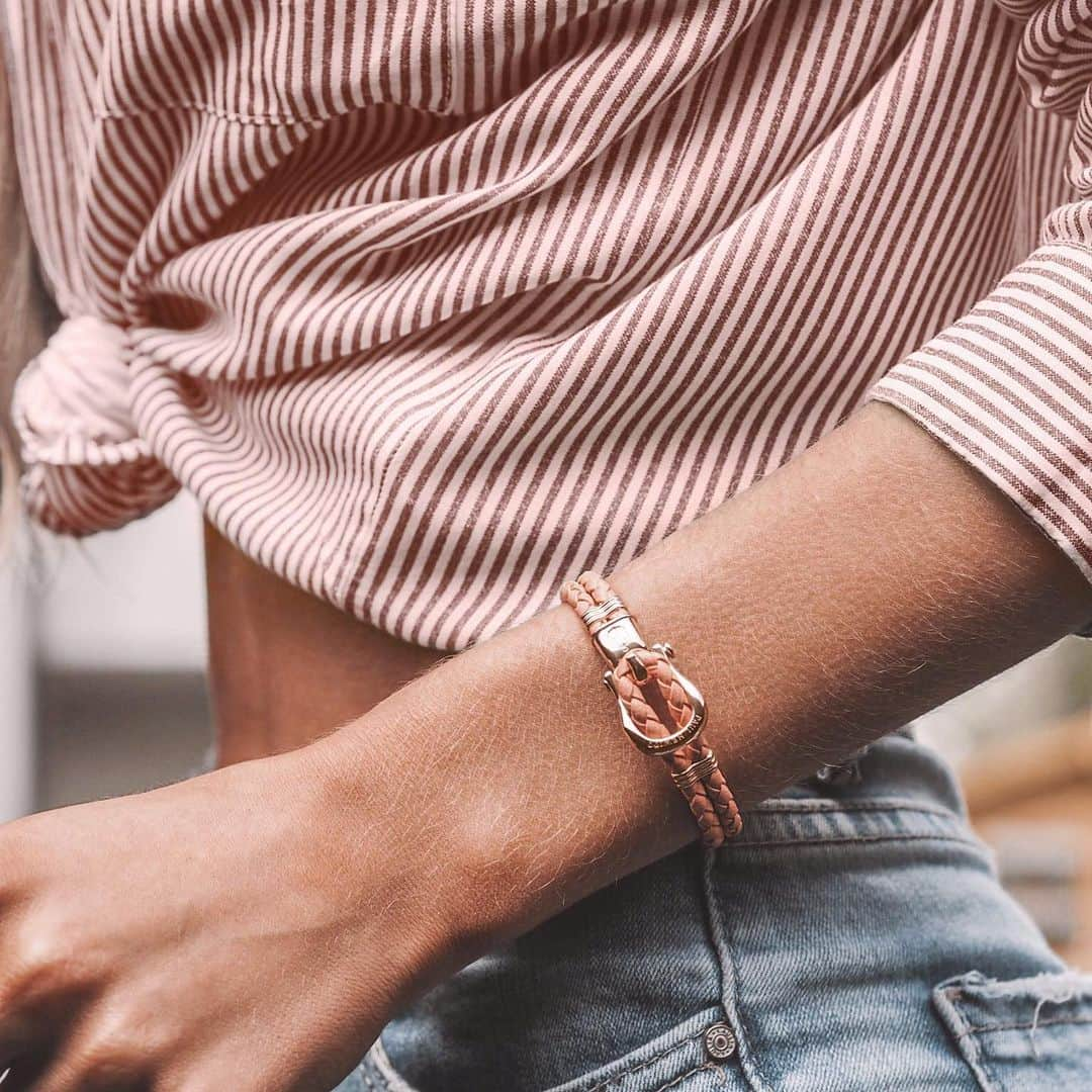 PAUL HEWITTさんのインスタグラム写真 - (PAUL HEWITTInstagram)「Inspired by the shackle as a nautical symbol, this apricot eye-catcher stands for willpower and cohesion. ✨⚓️ (photo @ohheylisa_) #getAnchored #paulhewitt #phinity __ #shipping #sealove #bracelet #jewellery #womenslook #summerlook #apricot #anchor #ocean #summerstyle #outfitinspo #maritime #nautical」5月23日 18時39分 - paul_hewitt