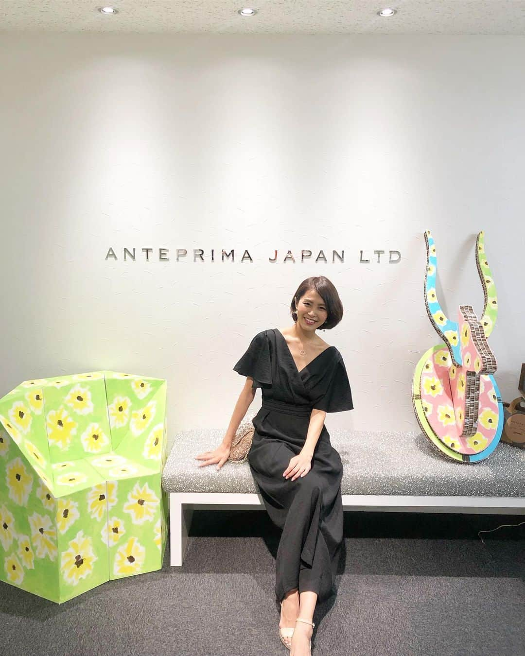 坂元美香さんのインスタグラム写真 - (坂元美香Instagram)「ANTEPRIMA @anteprimaofficial  FALL-WINTER 2019-2020 COLLECTION . 毎度のことですが大好きなアンテプリマの展示会はキラキラできゅんきゅん🤩今回は秋冬でふわもこで更にきゅんきゅん😍そして、今回出会ったのは写真4枚目の秋田犬くんでした🤣🐶もーおメメの可愛さがなんとも言えん😍 . あ、来週の撮影準備で髪を少し切りまして、カラーもだいぶ暗くなりました💇🏻‍♀️ちょっと大人な感じ？まさかの二週連続のカラーで傷みそうだけど、傷んでない不思議。今日着てるオールインワンロンパースは @ladymade_official のです。 . #アンテプリマ #ANTEPRIMA #展示会 #秋田犬」5月23日 18時44分 - mika_saka