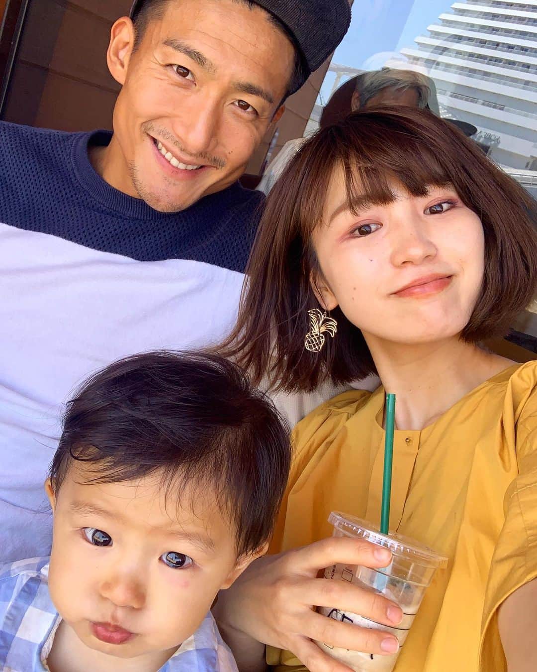 都倉賢のインスタグラム：「怪我後の回復の具合が良かったので明日手術をすることになりました。  シーズンの真っ只中でチームから離れなければならないのは本当に悔しいし悲しいですが復帰に向けて自分自身と向き合っていきたいと思います👍  どんな時でも支えてくれる家族に感謝です。不安で仕方ないはずなのに、明るく元気につとめてくれた妻、わけがわからないまま、旅行だと思って疲れたからとりあえず寝る娘にパワーをもらって今日から長い入院生活が始まります。  今回の怪我を通して沢山の励ましのメッセージをもらった事に感謝の気持ちでいっぱいです。  そしてそれと同じくらい僕と同じ怪我をして怪我と向き合ってる方々からのメッセージを頂きました。  僕はチームや医療スタッフが充実している中での手術となりますが、カテゴリーや立場が違う中で手術やリハビリに不安を抱え孤独と戦っている方々が本当に多い事が分かりました。  そう言った人達に少しでも寄り添い一緒に希望を持ってリハビリ生活を戦っていけるようなそんな存在になれたらと思っています！  長い長いリハビリの中でこの怪我をした人しかわからない景色や経験があると思うので、そんなことをシェアし共に復帰までの時間をより建設的な時間に出来るような発信をしていきたいと思っております。  入院生活のスケジュール感が掴め次第、毎日決まった時間にインスタライブなど出来たらなと思っております！  ひとまず入院初日、手術前日の心境などアドバイス欲しいので同じような経験がある方はコメント宜しくお願いします！！！ #返り咲きカウントダウン」