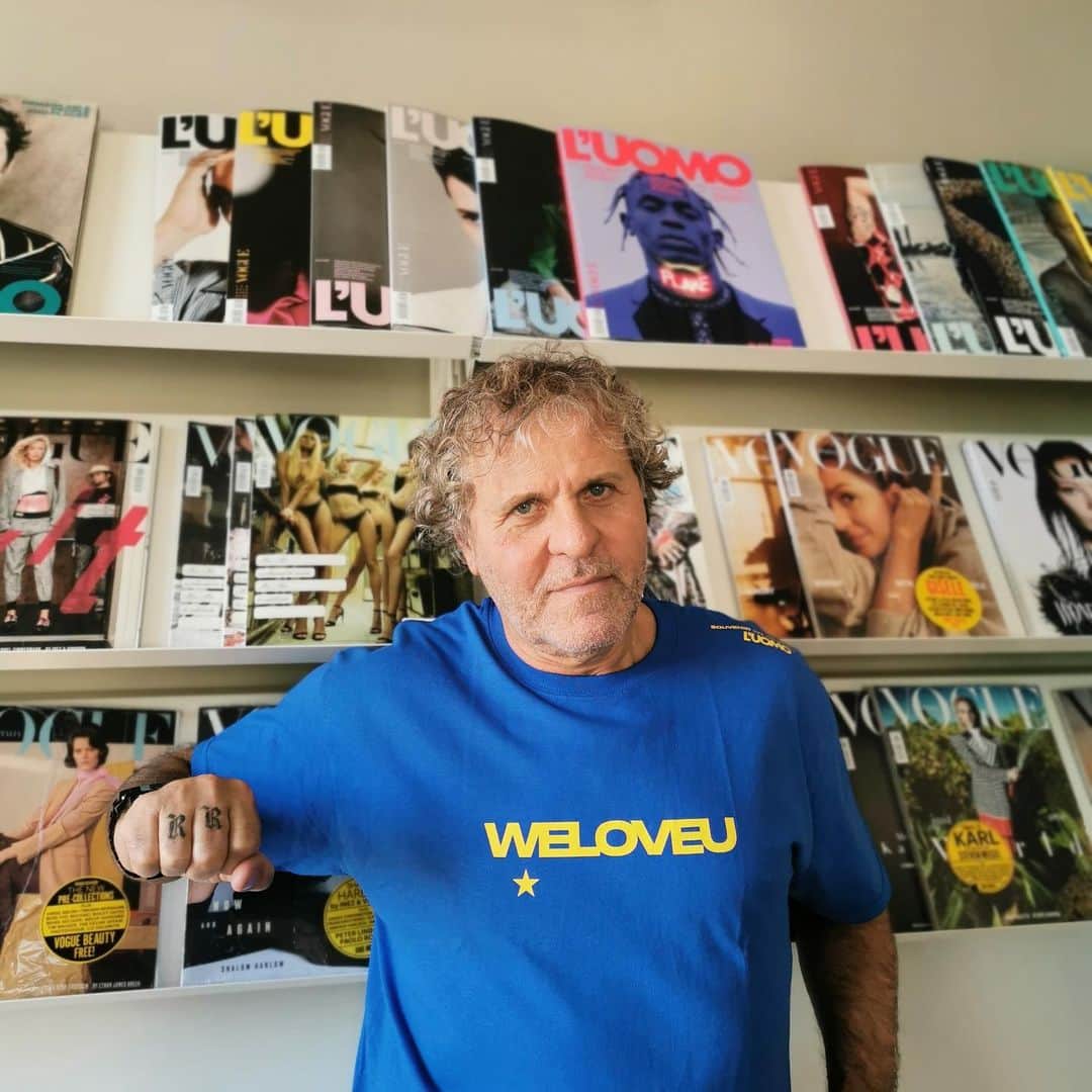 Vogue Italiaさんのインスタグラム写真 - (Vogue ItaliaInstagram)「#WELOVEU @renzorosso 🇪🇺✨ Our special project dedicated to Europe in collaboration with @souvenir_official designed by David Mallon. Join us, together we can make a difference!」5月23日 18時47分 - vogueitalia