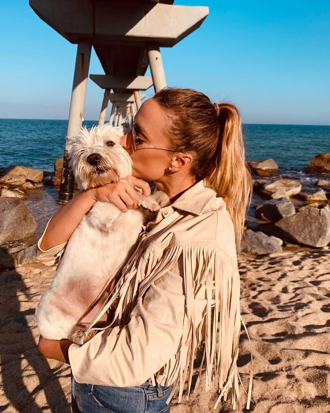 ミレイア・ベルモンテ・ガルシアのインスタグラム：「Yo sé de uno que se lo pasa muy bien en la playa... 🐶 #perreteplayero」