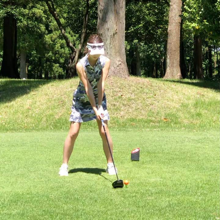 のインスタグラム：「- - この角度からのドライバー あまり撮ったことなかった⛳️ それよりキャディーさんの男前な声が気になる😂😂 - #ゴルフ女子 #ゴルフ男子 #ゴルフコーデ #スポーツ女子  #ゴルフウェア #スポーツ #golf #골프 #골프스타그램 #골프장 #라운드 #골프스윙 #골프사랑 #골프레슨 #아이언샷 #스크린골프 #드라이버샷 #골스타그램 #トレーニング #トレーニング女子 #筋トレ #筋トレ女子」