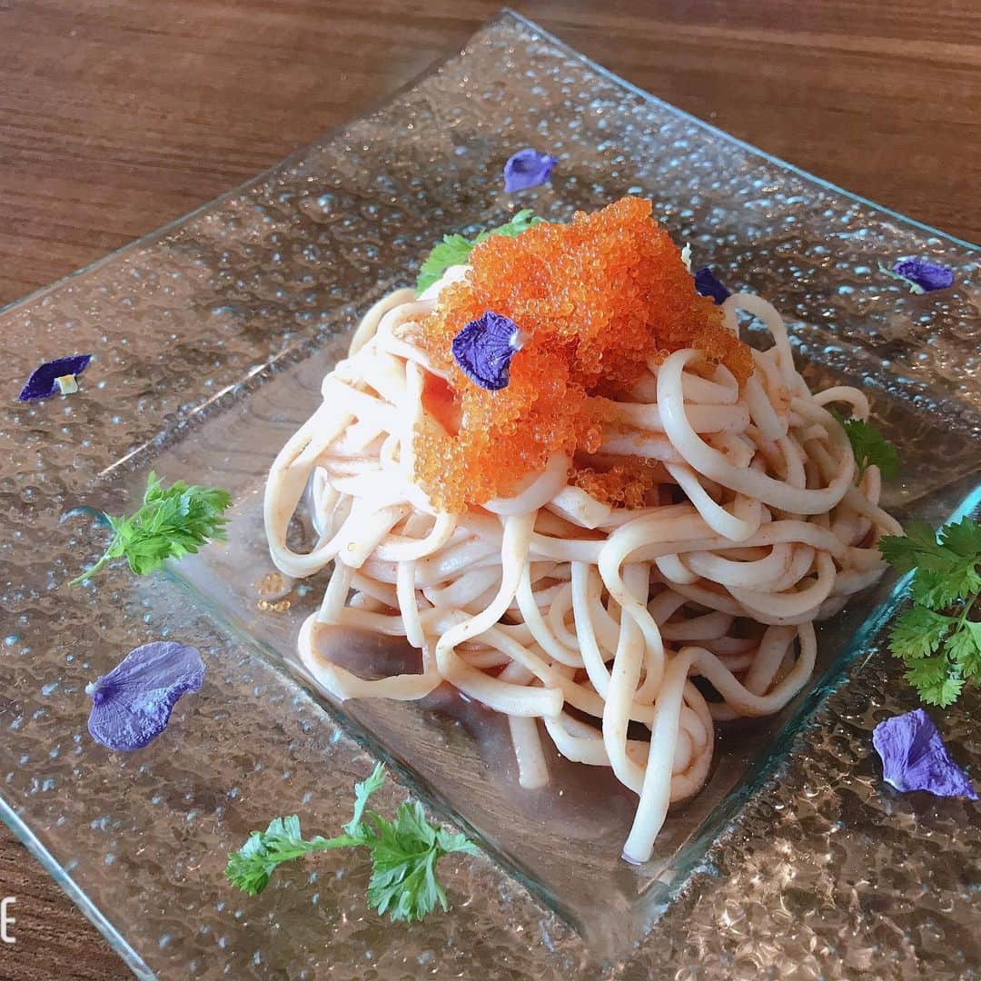 のインスタグラム：「夏コースパスタの「生姜とトマトのとびっこ乗せ冷製パスタ」です！(^-^) 生姜香るトマトパスタを夏らしく冷製で仕上げました！ #大阪#梅田#阪急グランドビル#夜景#景色#シーフード#トラットリア#Sdining#洋食#海鮮#ワイン#絶景#カップル#夏#コース#パスタ#冷製#生姜#トマト#美味しい」