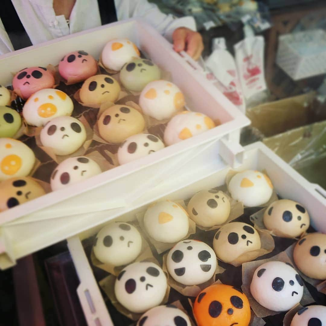 acoさんのインスタグラム写真 - (acoInstagram)「★🐼★ .  中華街食べ歩き😙🎶 . .  #老維新 #パンダまん #パンダ3兄弟 #ローイシン .  このカオ🐼🐼🐼 なんとも言えない❤️ . . thanks💓 @emiliopucci__ @nanapanda517 * * ﾜﾀｼのはピンクのイチゴ味🍓 ほんのりイチゴで美味しかった～ * * #中華街食べ歩き#食べ歩き#中華街#横浜中華街#大人の遠足#cafemiru#インスタ探検隊#食べ歩きスイーツ#🐼#mery#神奈川#横浜」5月23日 18時50分 - happy_acoaco