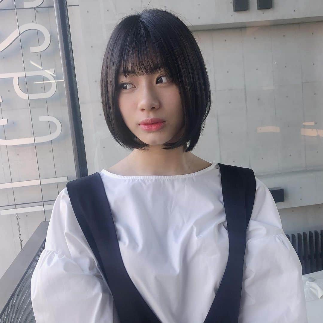 深川舞子のインスタグラム：「髪を染めてきました！！！ 大学でこれから色々あるので しばらく黒っぽい感じです😊 黒髪が好きだった方戻ってきて← @ebi0524 さんいつも理想通りに してくださってありがとうございます！  #ヘアカラー #LUIK」