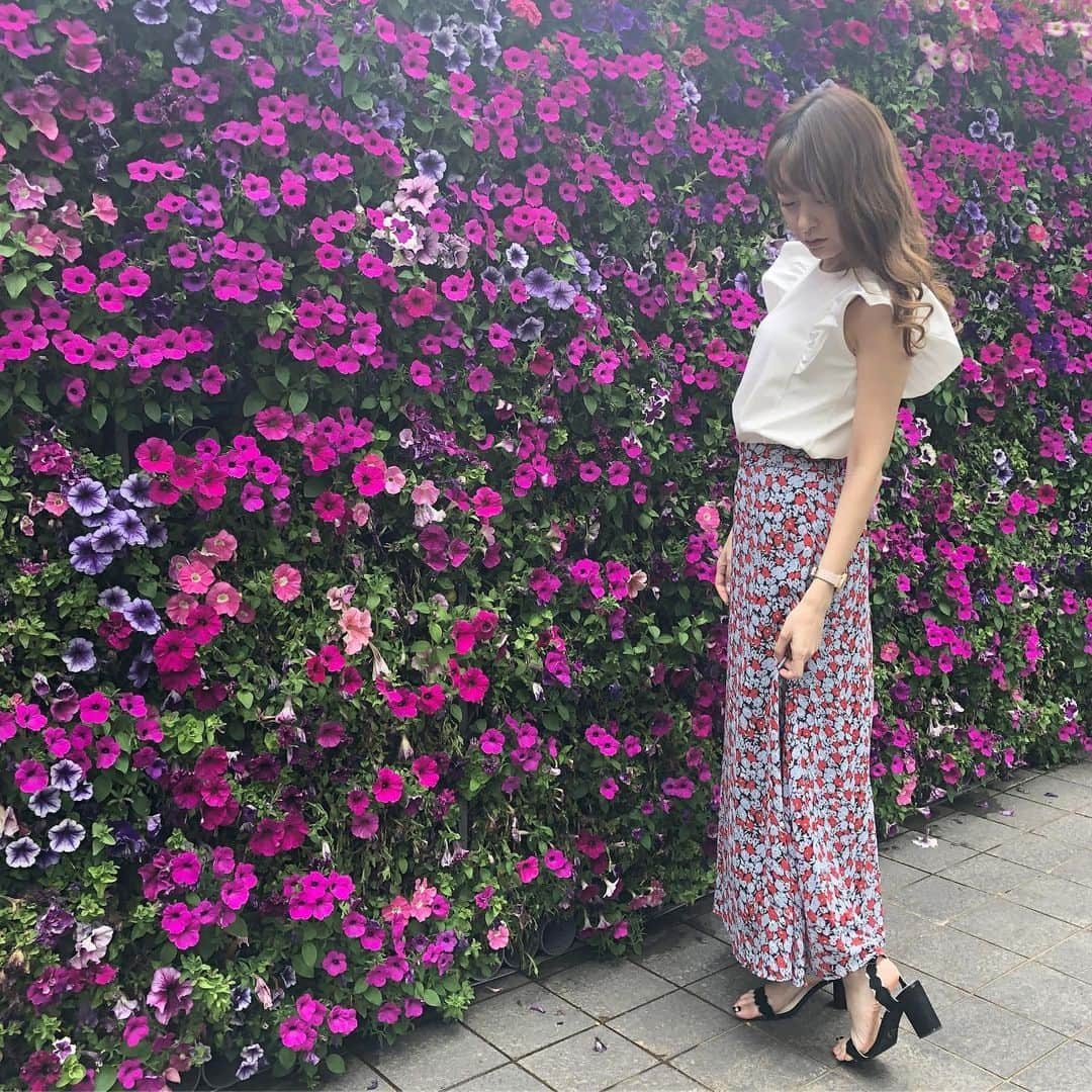 菊池かなこさんのインスタグラム写真 - (菊池かなこInstagram)「👗𝑓𝑎𝑠ℎ𝑖𝑜𝑛👠 ✾ すっかりサンダルが 履ける季節になって嬉しい😆 ✾ vivianのスカラップサンダルを new inしました❤︎ ✾ @vivian_collection_official で サンダルフェア開催中🎉 ・ミュールサンダルが全品20%OFF✨ ・通常5,400円以上で送料無料→3,980円以上で送料無料✨ ✾ このサンダルも2000円台💘 ✾ ୨୧┈┈┈┈┈┈┈┈┈┈┈┈┈┈┈┈┈୨୧ #viviancollection #vivian公式アンバサダー#vivianコーデ  #サンダルコーデ #ウェッジサンダル #ミュールサンダル #ウェッジソール#ウェッジソールサンダル#ミュール #春コーデ #夏コーデ #zozotown #ゾゾタウン #サンダル #ミュール #パンプス #スリッポン #プチプラコーデ #プチプラファッション #プチプラ高見えコーデ #今日の靴 #靴好きな人と繋がりたい #フラットシューズ #パンプスコーデ #走れるパンプス #プチプラママコーデ #ママコーデ #パンプスマニア#スリッポンコーデ#ぺたんこパンプス」5月23日 18時51分 - canana_kanako