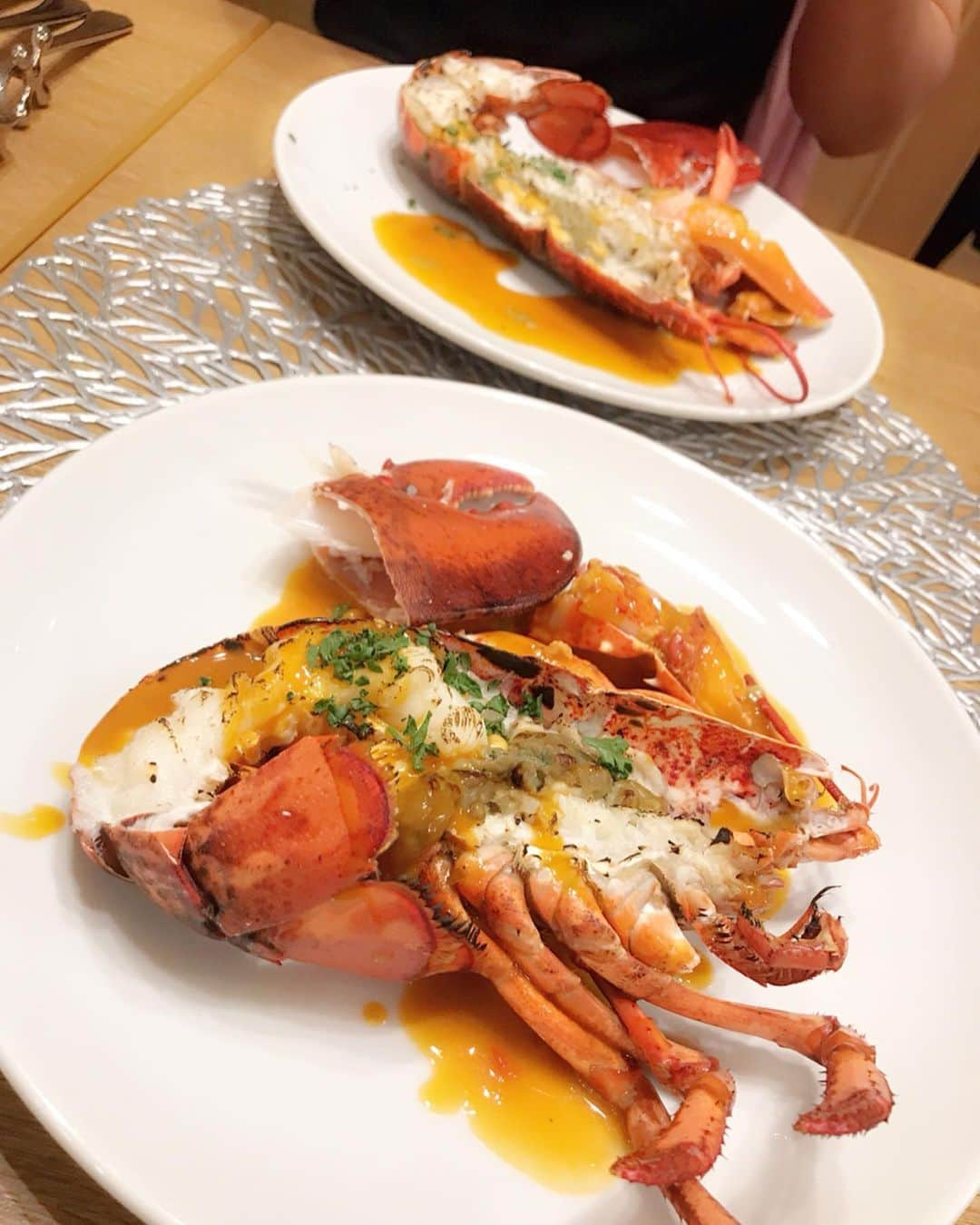 ハミ さんのインスタグラム写真 - (ハミ Instagram)「・ 海老料理専門店❤︎ 高田馬場のリザランさん（ @lizarran_japantokyo ）で大好きな海老をお腹いっぱいいただいて来ました🥰 ・ なんと、水槽からオマール海老を選んで掴み取りさせてもらえます✨✨ はい。大物を必死に探しましたw 新鮮な海老さんはプリップリでめちゃくちゃ美味しかった🤤💕 ・ 初めて食べた海老の雲丹しゃぶも絶品で、〆のリゾットは海鮮の旨味たっぷりで最高だったよ👍 ・ おしゃれな雰囲気で、女子会やデートにもオススメ😉 美味しいお料理がリーズナブルにいただけるのも激推しポイントです💫 ・ 書きながらすでに雲丹しゃぶが恋しい、、🤤💕 ・ ・ ・ ・ ・ #リザラン #lizarran #高田馬場海老 #海老料理専門店 #ピンチョス #海老の雲丹しゃぶ #オマール海老つかみ取り #高田馬場スペインバル #pr #コラボベース」5月23日 18時51分 - hami0519