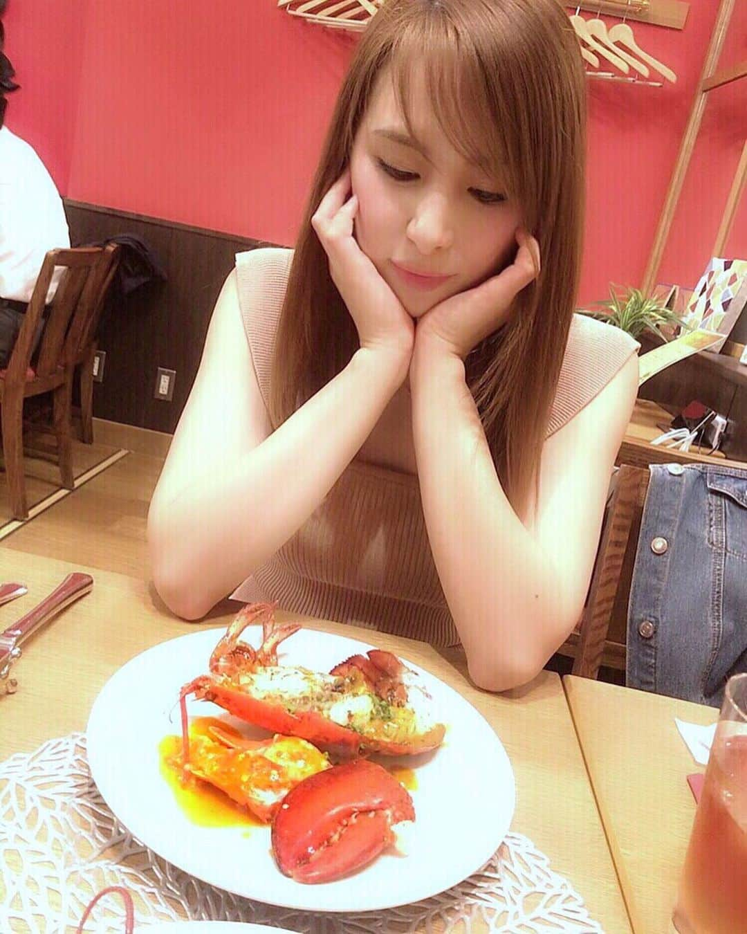 ハミ さんのインスタグラム写真 - (ハミ Instagram)「・ 海老料理専門店❤︎ 高田馬場のリザランさん（ @lizarran_japantokyo ）で大好きな海老をお腹いっぱいいただいて来ました🥰 ・ なんと、水槽からオマール海老を選んで掴み取りさせてもらえます✨✨ はい。大物を必死に探しましたw 新鮮な海老さんはプリップリでめちゃくちゃ美味しかった🤤💕 ・ 初めて食べた海老の雲丹しゃぶも絶品で、〆のリゾットは海鮮の旨味たっぷりで最高だったよ👍 ・ おしゃれな雰囲気で、女子会やデートにもオススメ😉 美味しいお料理がリーズナブルにいただけるのも激推しポイントです💫 ・ 書きながらすでに雲丹しゃぶが恋しい、、🤤💕 ・ ・ ・ ・ ・ #リザラン #lizarran #高田馬場海老 #海老料理専門店 #ピンチョス #海老の雲丹しゃぶ #オマール海老つかみ取り #高田馬場スペインバル #pr #コラボベース」5月23日 18時51分 - hami0519