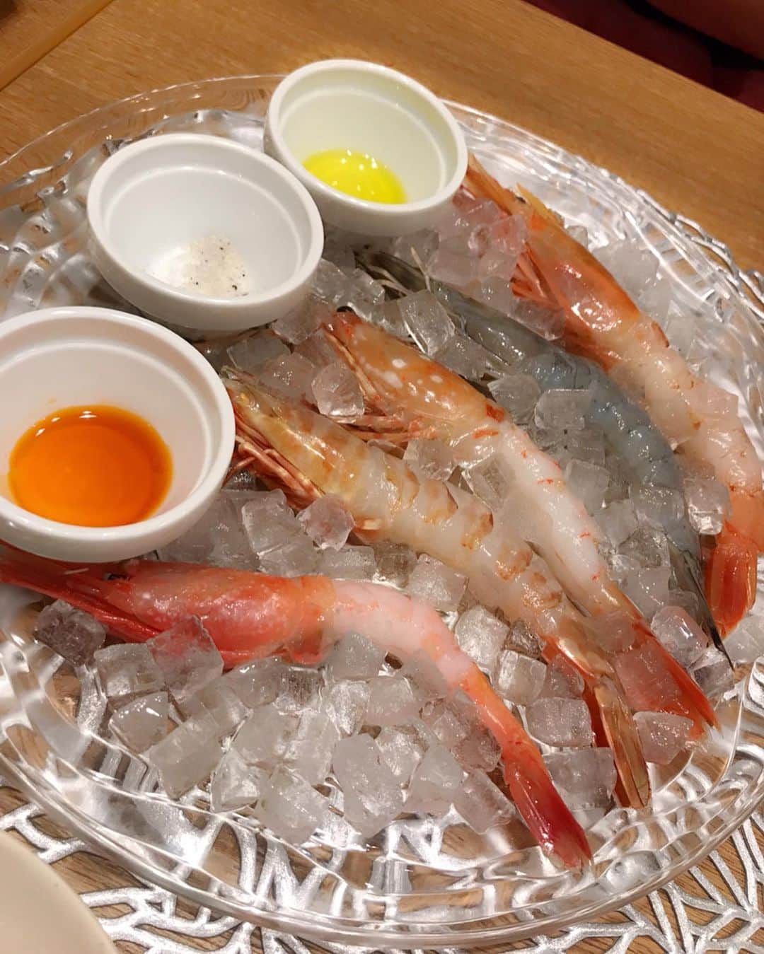 ハミ さんのインスタグラム写真 - (ハミ Instagram)「・ 海老料理専門店❤︎ 高田馬場のリザランさん（ @lizarran_japantokyo ）で大好きな海老をお腹いっぱいいただいて来ました🥰 ・ なんと、水槽からオマール海老を選んで掴み取りさせてもらえます✨✨ はい。大物を必死に探しましたw 新鮮な海老さんはプリップリでめちゃくちゃ美味しかった🤤💕 ・ 初めて食べた海老の雲丹しゃぶも絶品で、〆のリゾットは海鮮の旨味たっぷりで最高だったよ👍 ・ おしゃれな雰囲気で、女子会やデートにもオススメ😉 美味しいお料理がリーズナブルにいただけるのも激推しポイントです💫 ・ 書きながらすでに雲丹しゃぶが恋しい、、🤤💕 ・ ・ ・ ・ ・ #リザラン #lizarran #高田馬場海老 #海老料理専門店 #ピンチョス #海老の雲丹しゃぶ #オマール海老つかみ取り #高田馬場スペインバル #pr #コラボベース」5月23日 18時51分 - hami0519