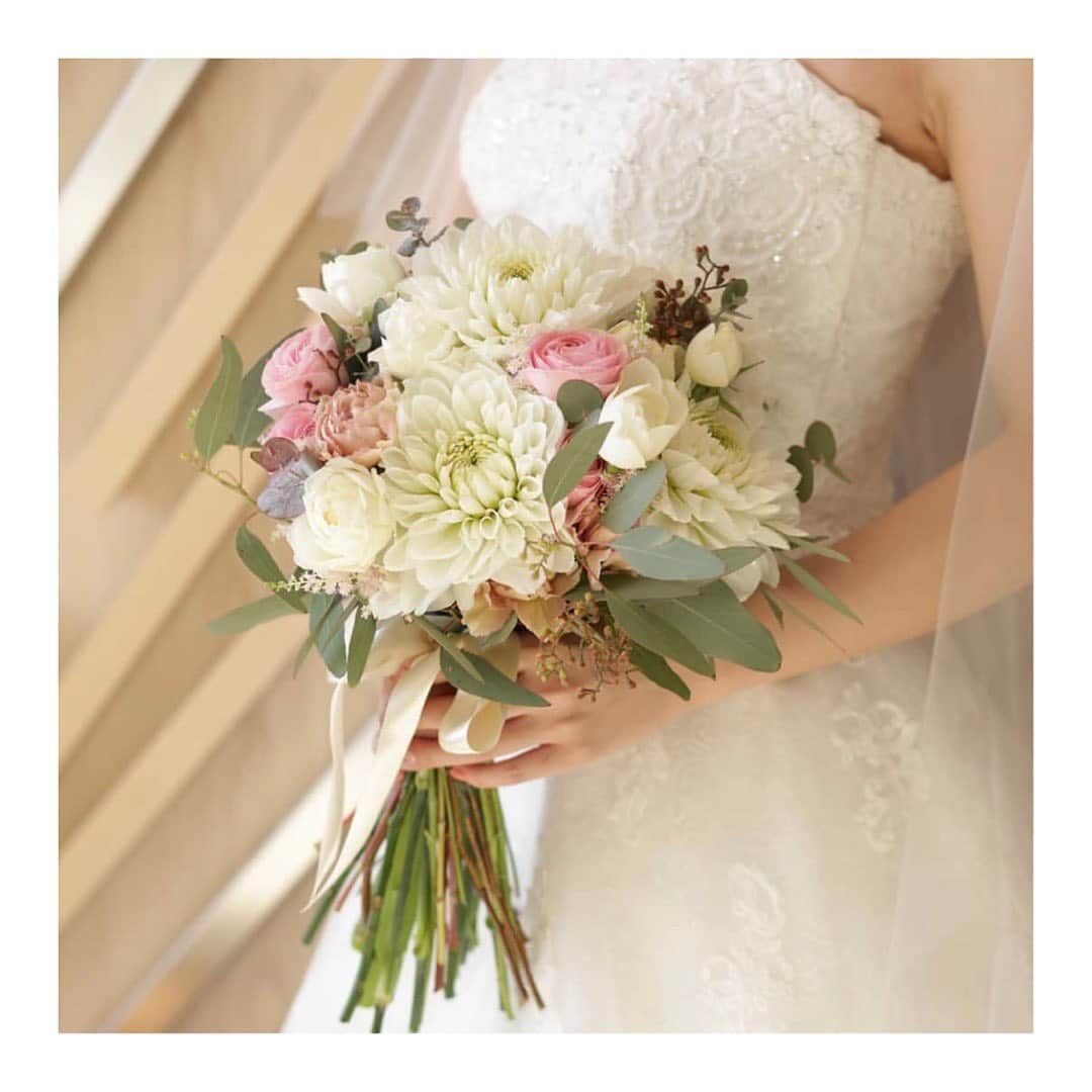 Dears Weddingさんのインスタグラム写真 - (Dears WeddingInstagram)「【ブーケ特集】﻿ ﻿ 花嫁のドレス姿に欠かせないブーケにも﻿ おふたりのこだわりを♪﻿ ﻿ ・・・ #repost @the_33_sense_of_wedding ・・・ 春色ブーケ . . . 可愛らしい雰囲気の クラッチブーケ . . #クラッチブーケ#ブーケ#ウェディングブーケ .#33花嫁 #ウェディングプランナー #The33Wedding#ウエディングレポ#おしゃれ  #the33senseofwedding #梅田#北新地#西梅田 #結婚式 #ナチュラル  #大阪  #プレ花嫁 #式場見学#花嫁 #プロポーズ #marry花嫁  #dearswedding #wedding #ウエディング#大阪花嫁  #ウェディング #follow #結婚式準備 #日本中のプレ花嫁さんと繋がりたい #あなたのブーケを見せてください」5月23日 18時52分 - dearswedding