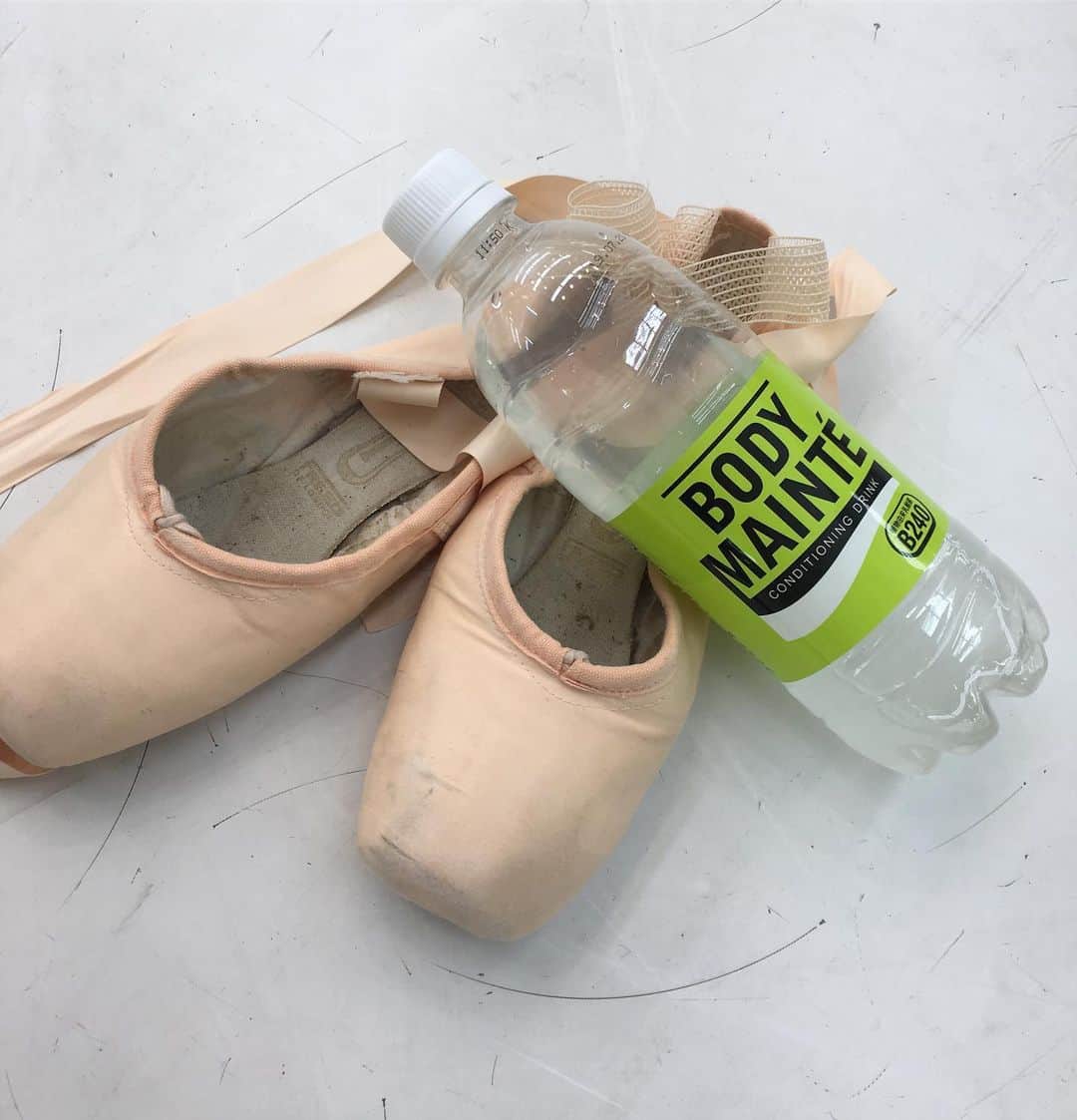 のインスタグラム：「※ Bellet lesson ✨ . 今年も発表会に出ることにしたのですが なかなかキチンとレッスンに行けず… . お仕事の目処が分からず 皆様にご迷惑をかけてて 心苦しい😢 . . #ballet #バレエ #大人バレエ #pointe #toeshoes #bodymainte #大塚製薬」