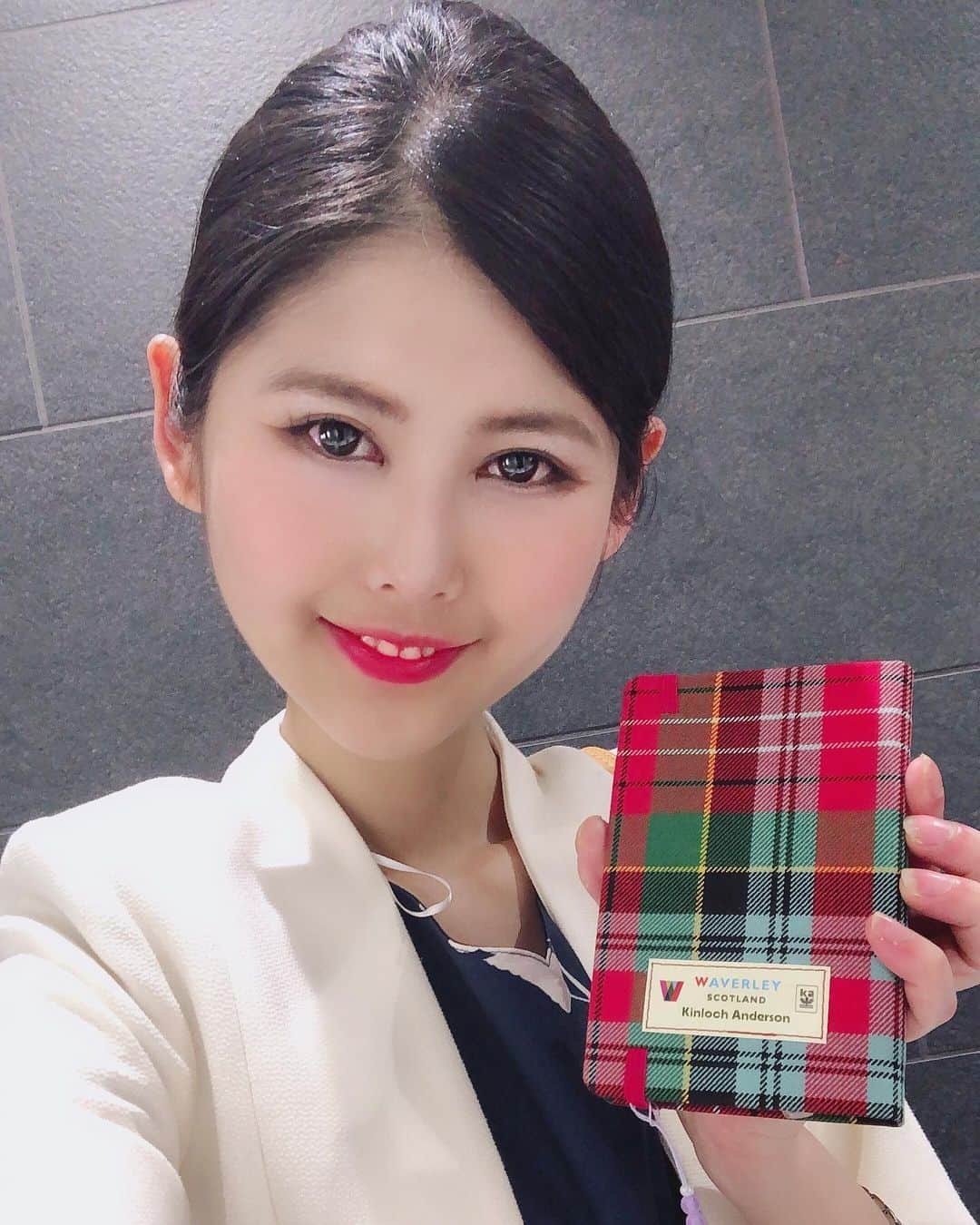 のインスタグラム：「【ご報告】 高橋無事に家を買えました！🏠✨ 長年の夢が叶った…😢 学生時代からずっとコツコツ貯金して頭金貯めて、いい会社にも就職できて、そのおかげで満額借り入れで本審査も通って、ついにここまでこれた。 本当に嬉しい😭💕 ママや友達、応援してくれた全ての皆様に感謝です！ 35年ローン頑張るぞー😂 ちなみに写真の手帳は御守り代わりにしていた菅原さんから貰った手帳です🥰🥰🥰御利益ありまくりだやっぱり神だ…😭🙏💕 #念願 #マイホーム購入 #夢 #myownhouse」