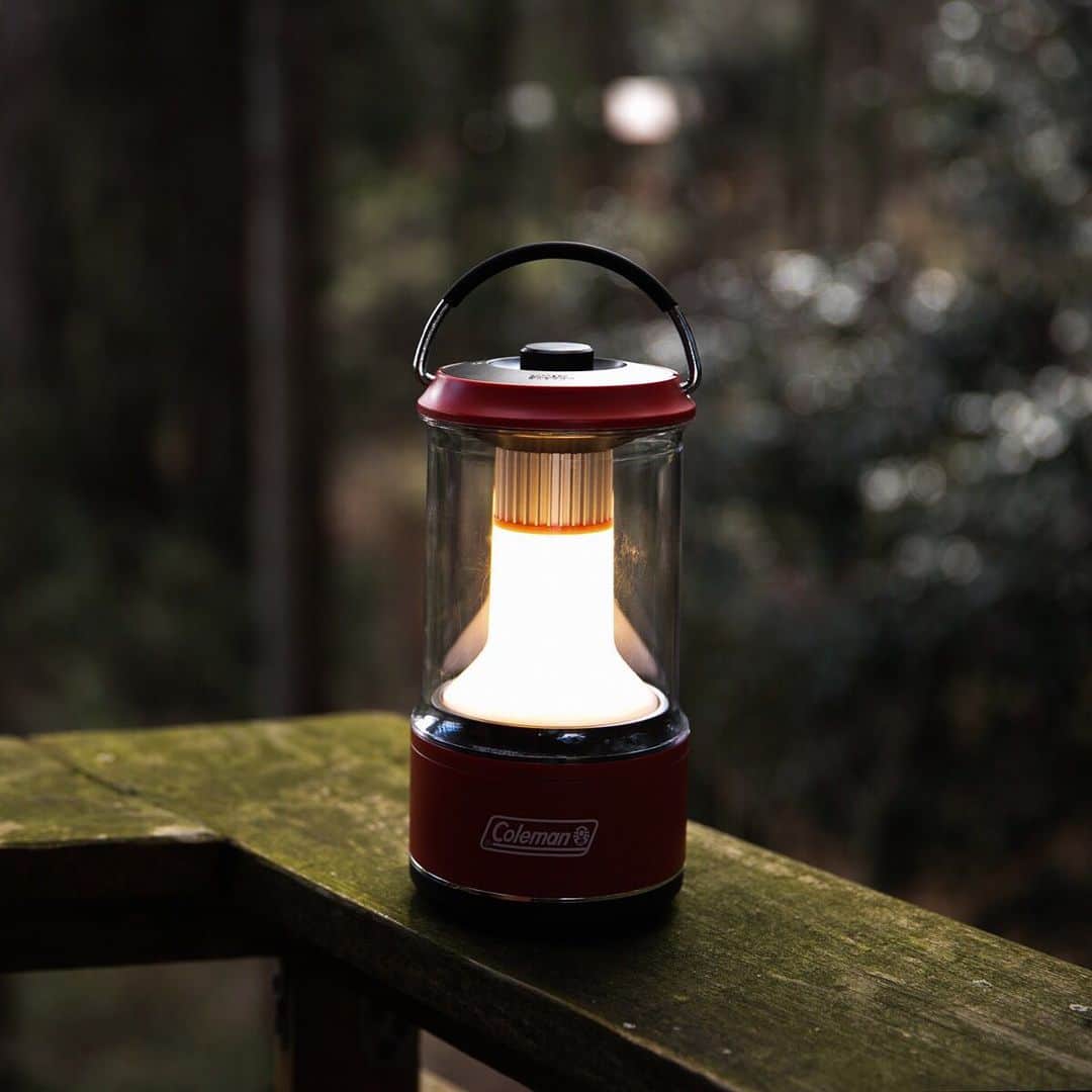 Coleman Japanのインスタグラム：「あたたかみのあるウォームカラーが自然になじむ、LEDランタンはキャンプの移動やテント内に最適なアイテム。消灯中の過放電を防ぎ、電池を長持ちさせるバッテリーガード™シリーズならいざという時にも安心。 ・ ・ ・ #灯そうColeman #灯そうコールマン #灯そう #Coleman #コールマン #Lantern #ランタン #LEDランタン #Camp #キャンプ #Outdoor #アウトドア #バッテリーガード」