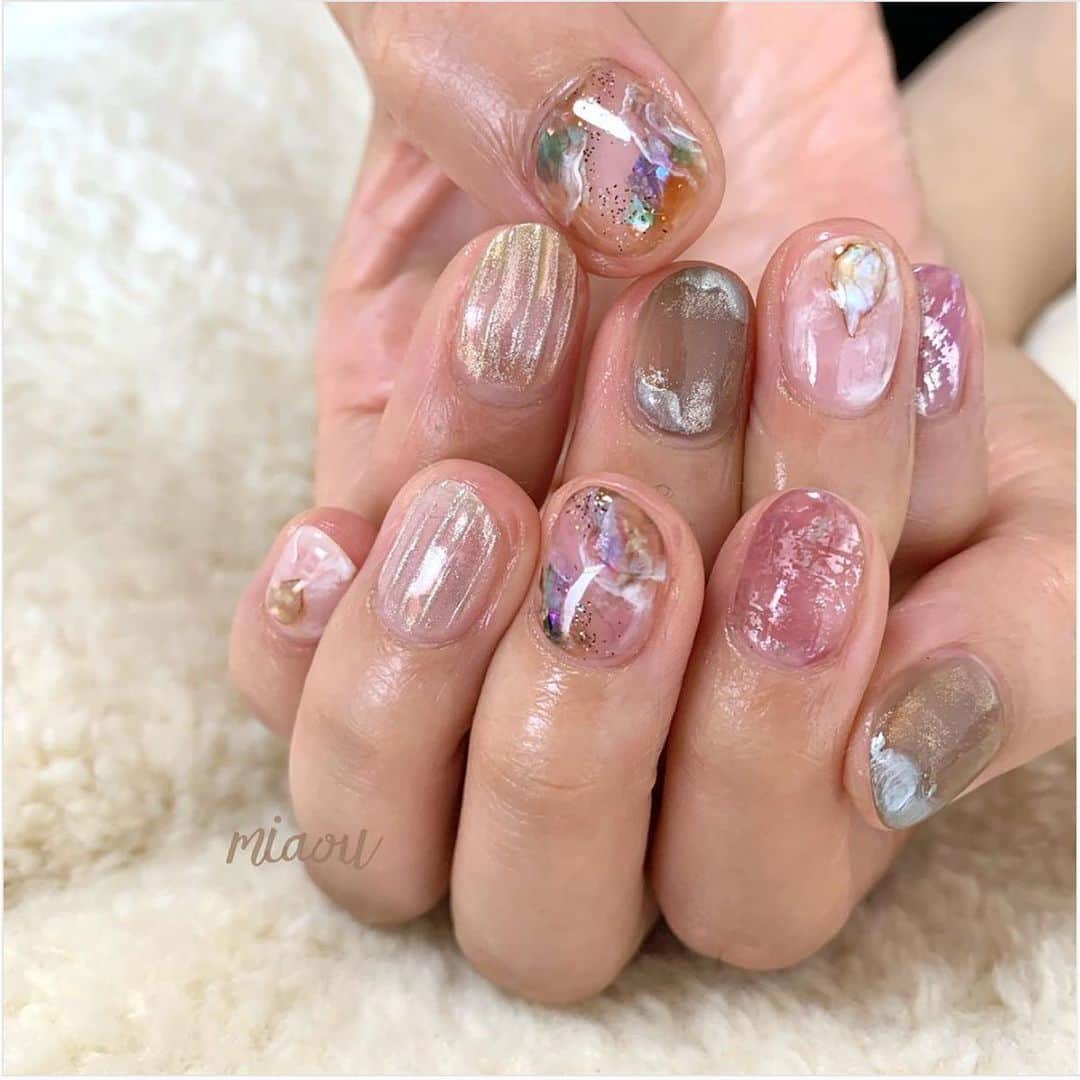 Locariのインスタグラム：「まるで宝石のようなネイルに思わずうっとり♡ @miaou_nail さんのデザインは主張しすぎない色合いのバランスでどんなファッションにもピッタリ♪ ・ ・ photo by @miaou_nail  さん ・ ・  #ネイル #ネイルデザイン#シルバーネイル＃ベージュネイル#  #ネイルサロン #シンプルネイル #ネイルアート #セルフネイル #マニキュア #ポリッシュ #ネイルポリッシュ #ネイルカラー #マニキュア #プチプラネイル #大人ネイル #セルフネイル#セルフネイル部 #ロカリネイル」