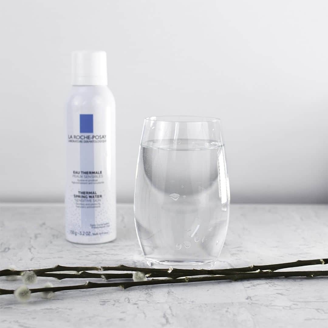 LA ROCHE-POSAY JAPAN ラロッシュポゼのインスタグラム：「. ＼新スキンケア習慣！ #28日間チャレンジ ／ 本日から大人気ターマルウォーターの新サイズ100gが新発売💙 . すこやかな肌のためには、最近注目されているのが皮膚常在菌。 肌表面に存在する菌で、すこやかな肌のためには菌のバランスと多様性が大事と言われますが、乾燥して菌のバランスがとてもゆらぎやすいのが洗顔後。そんな洗顔後には素早く肌に水分を補給するのがとても大切。 . 新サイズ100gは朝晩2回、洗顔後の使用でターンオーバーの周期である28日間お使いただけるサイズです♪ . ぜひ1ヶ月試してみてくださいね💙 . そしてただいま、#28日間チャレンジ をつけてInstagramかTwitterでターマルウォーターのレビューを投稿していただくと、抽選でスキンケアセットが100名様に当たるキャンペーンも実施中です！ 期間：5/20(月)~8/31(土) 28日間使って、すこやかな肌もプレゼントもゲットしてください🎁🌟 . 美的comではタイアップ記事も公開中！ぜひご覧くださいね。 . #ラロッシュポゼ #乾燥肌 #敏感肌 #低刺激設計 #敏感肌コスメ #スキンケア #ドクターズコスメ #28日間チャレンジ」