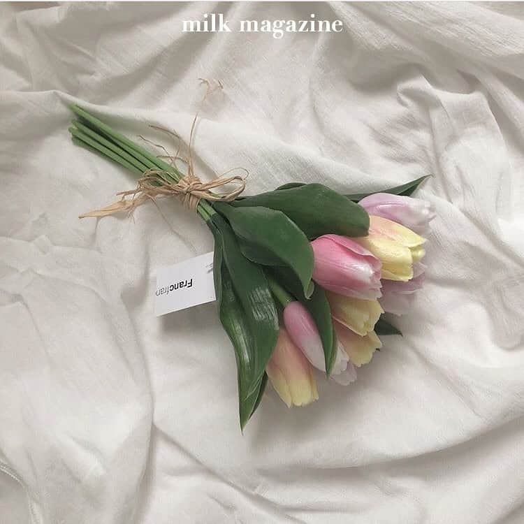MOVE / ムーブさんのインスタグラム写真 - (MOVE / ムーブInstagram)「❁ ﻿ ┈┈┈┈┈┈┈┈┈┈┈┈┈┈┈﻿ ﻿ お花のある生活って、素敵ですよね。﻿ ﻿ アートフラワーはインテリアとしてとっても最適です✨﻿ ﻿ お友達へのプレゼントとしても🌷﻿◎ ﻿ ﻿ photoby ‪‪❤︎‬ @ln6__o0 ﻿ MiLKではみなさんからのお写真を募集しています♥﻿﻿﻿﻿ @milk_magazine_﻿﻿ をタグ付けして投稿してね♥﻿﻿﻿ ﻿ ┈┈┈┈┈┈┈┈┈┈┈┈┈┈┈﻿ @milk_web #milk_magazine﻿﻿﻿ #milkmagazine ﻿﻿ #アートフラワー #フェイクフラワー #造花 #造花ブーケ #フランフラン #francfranc #プチプラ雑貨 #インテリア雑貨 #雑貨 #チューリップ #置き画 #置き画くら部 #꽃 #flower #部屋作り #私の部屋 #myroom #マイルーム」5月23日 19時00分 - milkmag_official
