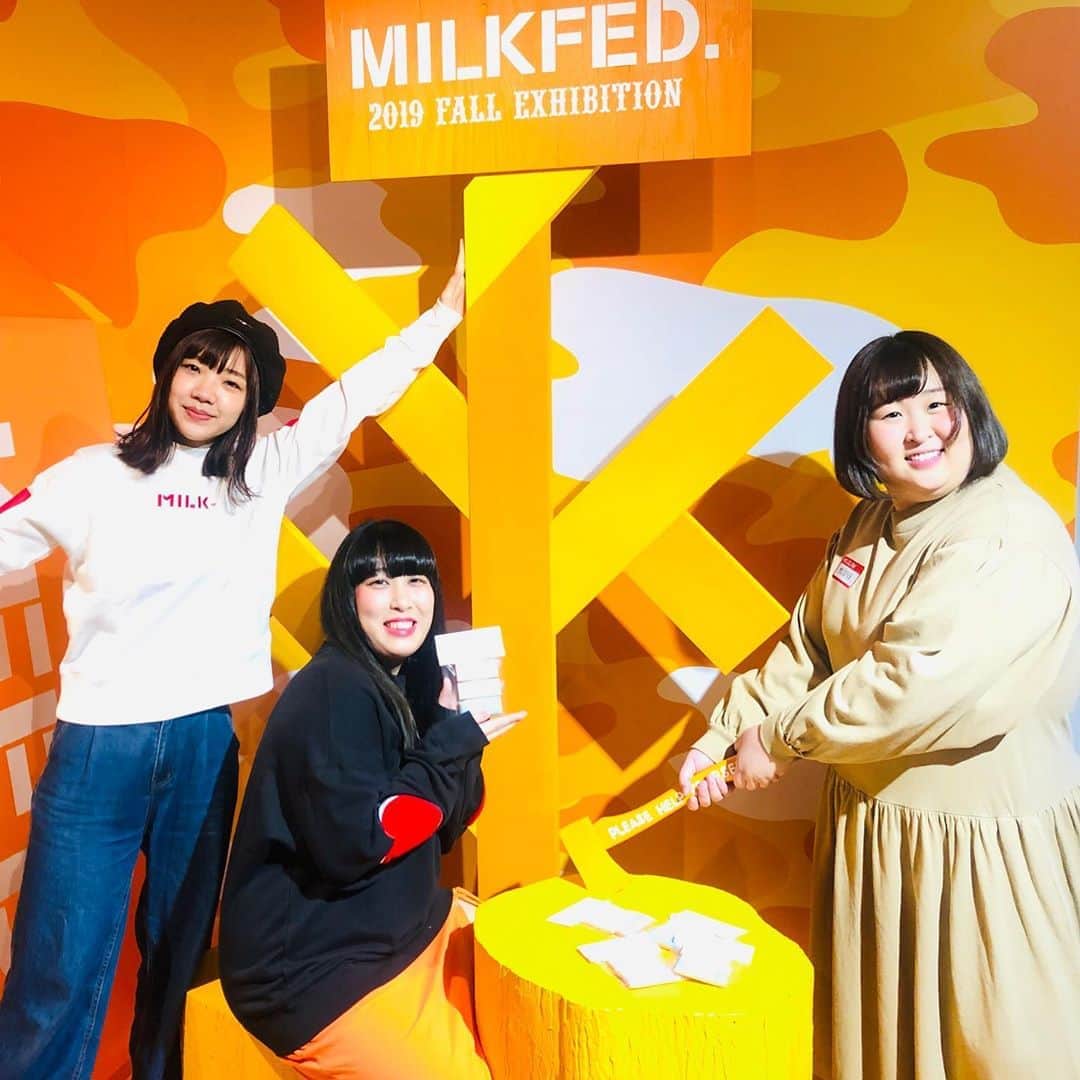 福田麻貴のインスタグラム：「. . MILKFED. 展示会行ってきました😊 . . ひとみちゃんと國松ちゃんも居た！ . . 私はボアブルゾン購入しました！ 秋に届くから楽しみ😋 . 思えば最初は展示会で知り合って今はプライベートでも遊んでくれてるお友達が頑張っていました☺️✨ . . 頑張ってる女性素敵！と最近よく思う！ . 昨日ウチのガヤの収録で、まだ言えないけど元アスリートの女性お2人がゲストに来られたのですが、強い女性って本当にかっこよくて魅力的だと思いました！ 私も強くなりたい！ . . #milkfed  #展示会」