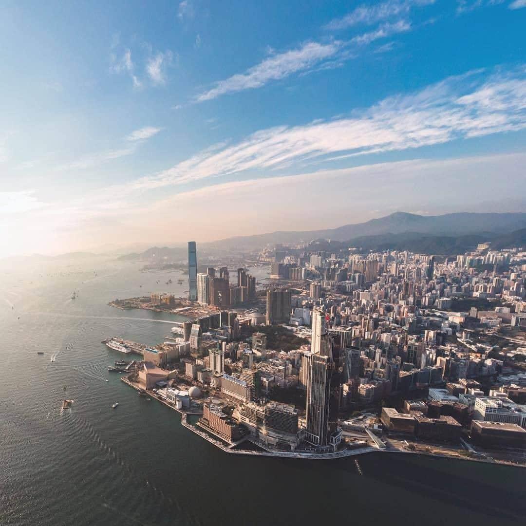 Discover Hong Kongさんのインスタグラム写真 - (Discover Hong KongInstagram)「Ever checked out Tsim Sha Tsui from this angle? 鳥瞰尖沙咀真是壯觀！ この角度からのチムサアチョイも新鮮！ 📷: @k.c.leung #DiscoverHongKong #repost」5月23日 19時01分 - discoverhongkong