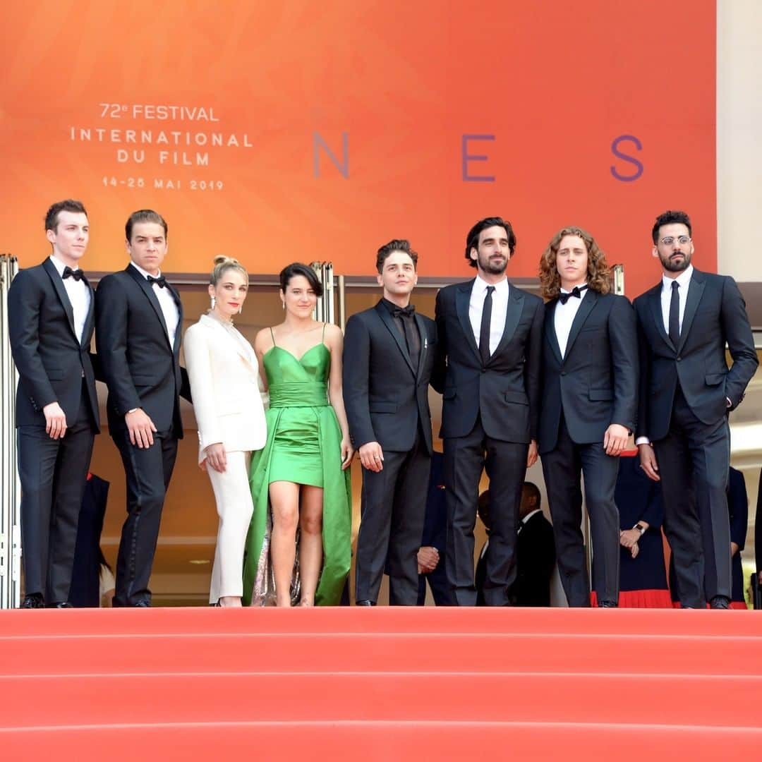 クリスチャンディオールさんのインスタグラム写真 - (クリスチャンディオールInstagram)「On the red carpet in Cannes, director @XavierDolan joins actors @AntoinePilon, @PierLucFunk, @GabrielDalmeidaFreitas, Samuel Gauthier and Adib Alkhalidey from his film, 'Matthias & Maxime', in coordinated black Dior tuxedos by the House's men's Creative Director @MrKimJones. By their side, producer Nancy Grant sports an ivory Dior tuxedo by #MariaGraziaChiuri, with actress Catherine Brunet adding a beautiful feminine presence.⠀ #StarsinDior #DiorCannes⠀」5月23日 19時00分 - dior