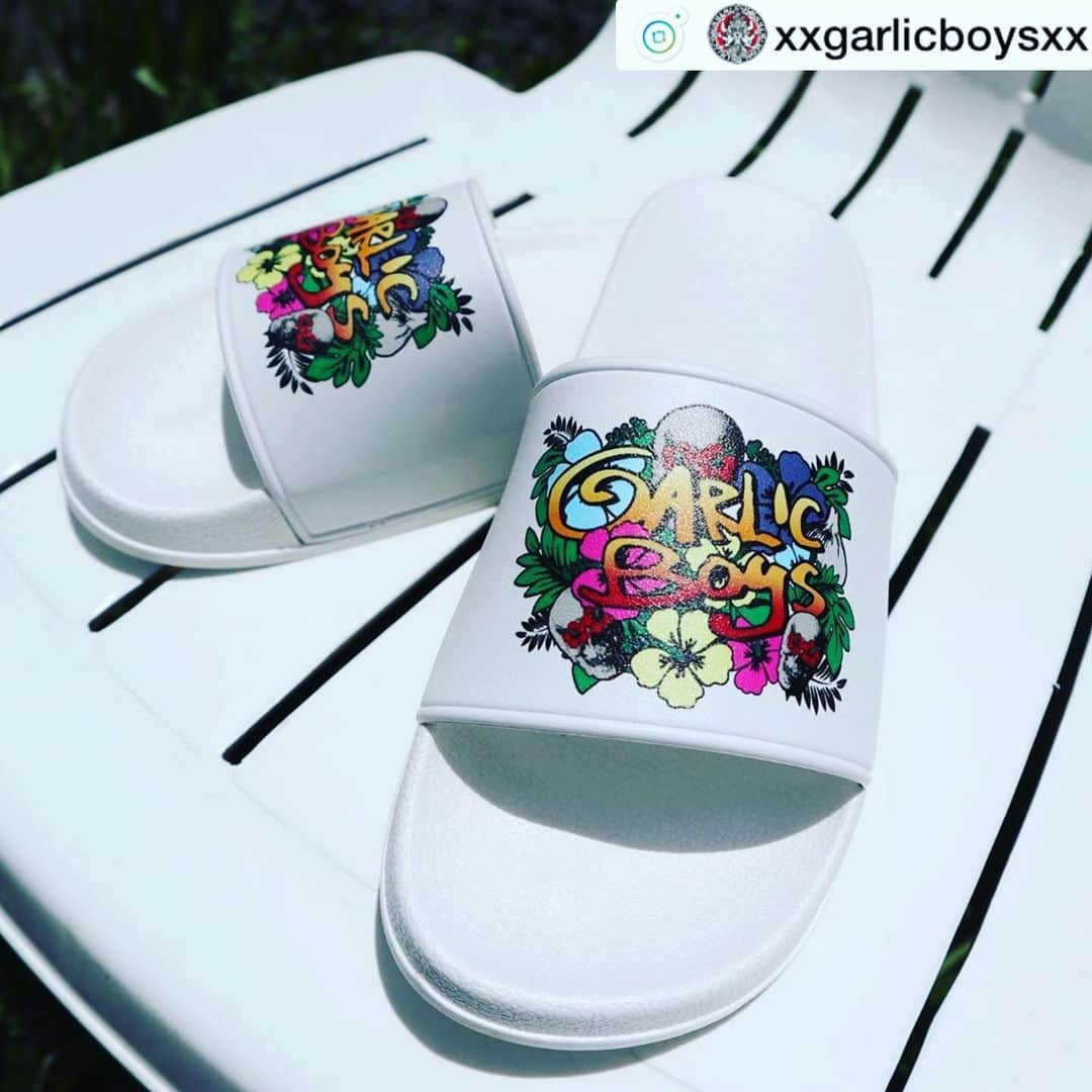 Larry のインスタグラム：「【NEW GOODS②】﻿ Larryデザインの"Skall and Flower"シリーズからサンダルが登場!!﻿ ﻿ "SAKAI MEETING 2019"から販売開始します!!﻿ 足元涼し気～です。﻿ #garlicboys #ガーリックボーイズ #sakaimeeting2019」