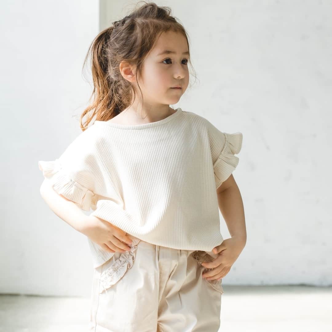 のインスタグラム：「＼✨本日まで限定価格✨／ ワッフル袖フリル半袖Tシャツ セール価格 ¥1,500円  やっほ〜😘マノンだよ💕 いつもマノンのインスタを見てくださっている方に朗報です㊙ 大人気のトップスが本日まで限定価格で販売されています🎀 他にも限定価格の商品がありますので要チェックですよ❣  プレゼント企画への応募は1つ前のPOSTから急げ〜☝ 🍭おかげさまで公式LINE@お友だち数9,000人突破🍭  MANONをお得にご利用頂くにはLINE@友だち登録がとってもオススメだよ〜😍 プロフィールのURLをクリック→公式オンラインショプ内のLINE@お友達登録リンクをクリック  MANON LINE@公式アカウントではお友達限定で 👉LINEお友達限定10%OFFクーポン 👉週末限定タイムセールセール 👉新作入荷  等のお得な最新情報をいち早くお届けしますよ❤  #ククマノン #coucoumanon #coucou_manon #キッズ撮影会 #kidscode #kids_japan #キッズ服 #キッズコーデ #キッズファッション #キッズモデル #子供 #子供服 #ギフト #娘コーデ #キッズフォト #ムスメ #親バカ部 #リンクコーデ #親子コーデ #子供服通販 #子供服コーデ #女の子コーデ #男の子コーデ #フォトコンテスト #フォトスタジオ #フォトブース #写真会 #フォトイベント #boheme」