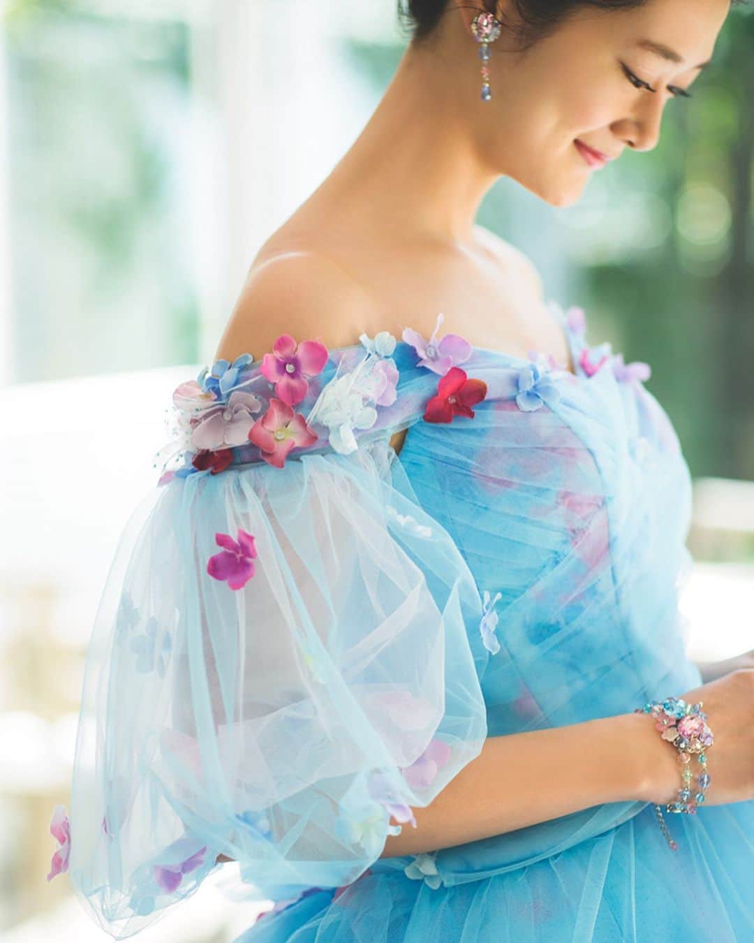 yumikatsuraのインスタグラム：「*﻿﻿ お花を散りばめたバルーンスリーブが﻿﻿ 花嫁のお顔まわりを華やかに✨﻿﻿ ﻿ 鮮やかなドレスで花嫁が歩いたあとには﻿﻿ 幸せの花が咲きそう💐﻿﻿ ﻿ お色直しや二次会には優しい雰囲気の中にも﻿﻿ 華やかさのあるドレスで、大切な１日を﻿﻿ 大好きなゲストと楽しんで♡﻿﻿ ﻿ -------------------------﻿﻿ 【 AK10906（LB) 】﻿﻿ お袖は取り外しも可能◎﻿﻿ ﻿ .﻿﻿ .﻿﻿ .﻿﻿ #yumikatsura #ユミカツラ #桂由美 #ウェディングドレス #ユミブライズ  #YumiBrides #wedding #カラードレス #フォトウエディング #ブライダルフォト #ウェディングフォト #ウェディングヘア #ブライダルヘア #花嫁ヘア #大人ウェディング #プリンセスドレス #ロケーションフォトウェディング #2次会ドレス #オフショルドレス #チュールドレス #2wayドレス #花モチーフ #ブルードレス #運命のドレス #結婚式準備 #レンタルドレス #フェアリーテイルウェディング #ドレス試着レポ #ドレスレポ #後撮り」