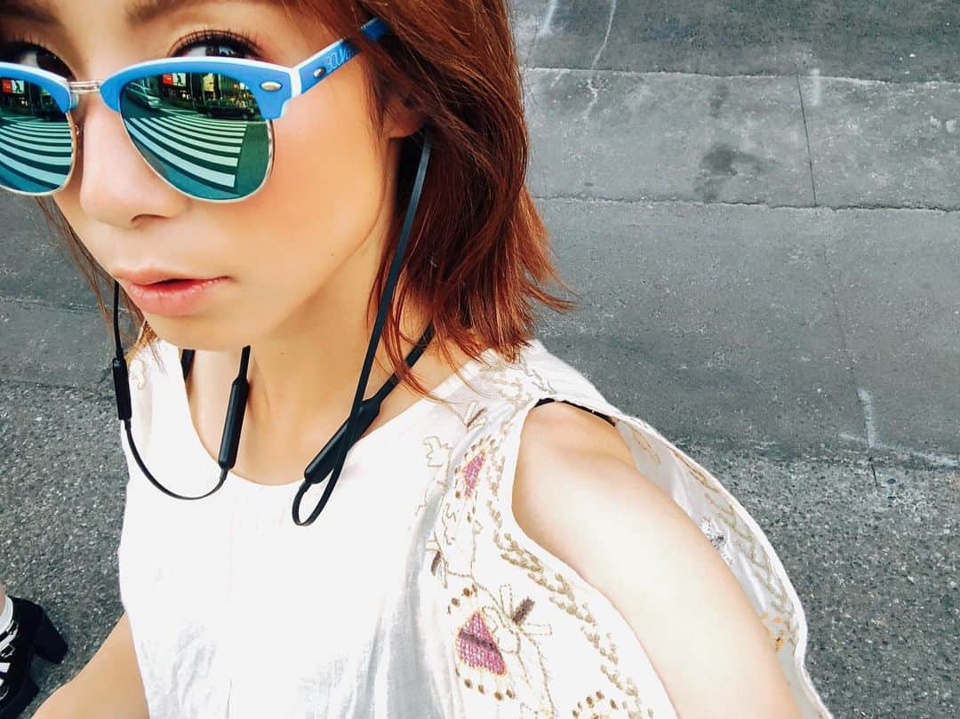 黒澤まさ美さんのインスタグラム写真 - (黒澤まさ美Instagram)「. 肩についてハネちゃう今の長さの髪はもうわざとハネさせて生きてます🧚‍♀️🧚‍♀️個人的には気に入っています😌 . #hairstyle  #selfie #tokyo #japan #sunglasses #beatsx #hatenude #ボブ #いやミディアムかな #絶賛伸ばし中」5月23日 19時02分 - masami_kurosawa