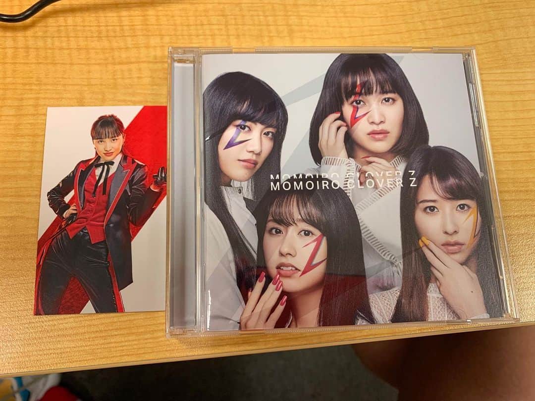 池田真一のインスタグラム：「ももいろクローバーZのももいろクローバーZをGET！ 特典の抽選で夏菜子を引く引きの強さ！ はっきり言って1曲目からバチバチでした！聴き倒します！」