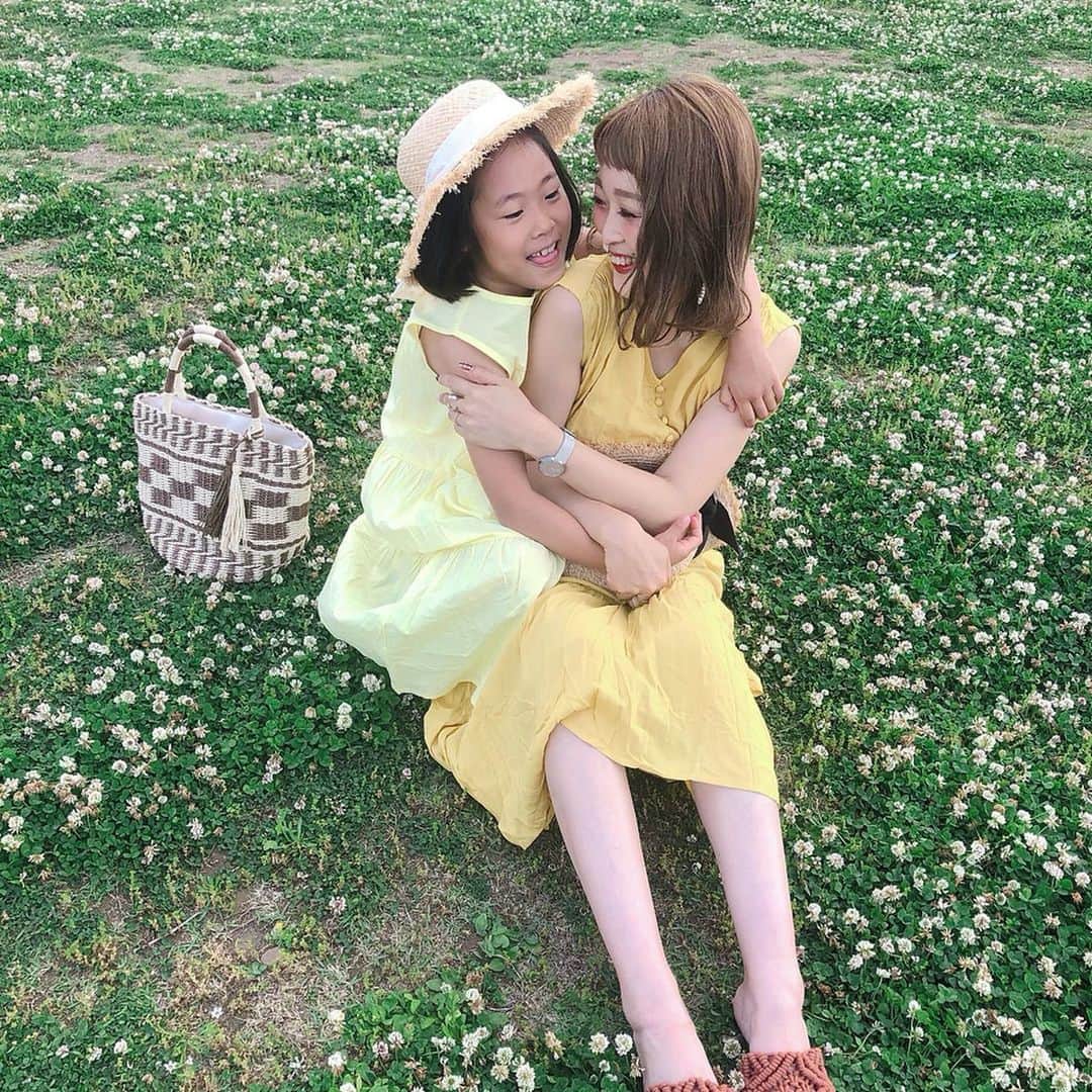 Kikuno Sayumiさんのインスタグラム写真 - (Kikuno SayumiInstagram)「〻family day〻 ・ ・ ・ この前家族で#二子玉 行った時のpic ・ #白詰草 がぶわーって咲いててキレイすぎた♡♡ ・ 雲も可愛かったな︎︎︎︎💭 ・ 娘と#イエローワンピ でリンクした💛 ・ 私のワンピは @basement_online のポップアップで先日ゲットしたもの。産後も着られるし楽ちん！ ・ サンダルは @fortuneplus2020 の#マクラメサンダル これ、友達も良く履いてる✧*この編み編み部分がフィットして歩きやすいよ◎今なら20%オフセールしてたよ🙆‍♀️ ・ 娘のワンピはレモンイエローでティアードで可愛すぎ🍋 @laulea_shop のもの。122センチの身長でXLを着ているよ💡 ・ ・ 👩 onepiece▶ @basement_online shoes▶ @fortuneplus2020 piece▶ @m.noripeee bag▶ @donobanweb ・ 👧 onepiece▶ @laulea_shop shoes▶ @sesto_shoes hat▶ @grbirthday ・ ・ ・ #ファッション#コーデ#fashion#ママ#ママコーデ#プチプラコーデ#大人カジュアル#ヘアアレンジ#家族写真#大人可愛い#ジユジョ#あおちゃんコーデ#家族コーデ#패션스타그램#옷스타그램#오오티디#シンプルコーデ#158cmコーデ #158cm #花#マタニティコーデ#親子リンクコーデ#イエロー#妊娠7ヶ月 #ママリ#イエローワンピース」5月23日 19時07分 - sayumikikuno