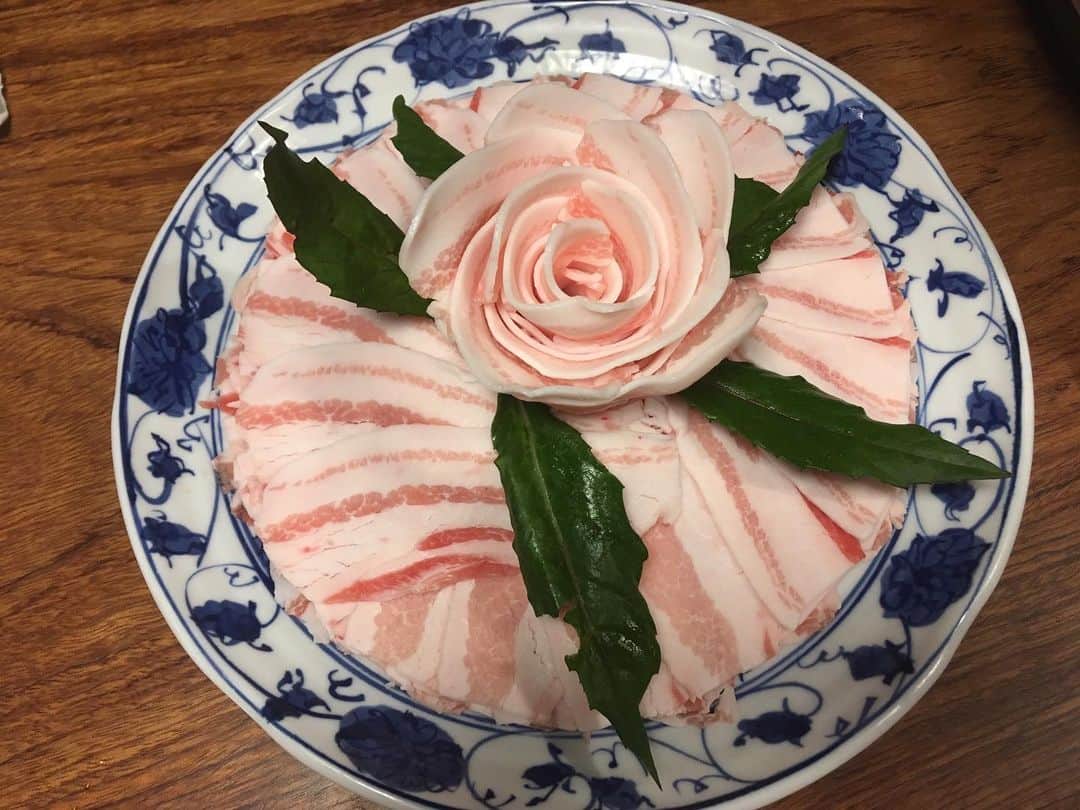 LINAさんのインスタグラム写真 - (LINAInstagram)「沖縄で大好きなお店#まつもと アグー豚のしゃぶしゃぶ屋です！ 薔薇の花びらのような可愛さに 女性陣はだまっていられない！ けど、、、 食べたら美味すぎて無言になる、笑 #MAX#NANA#LINA  #okinawa#dinner #しゃぶしゃぶ」5月23日 19時07分 - xxlina_now