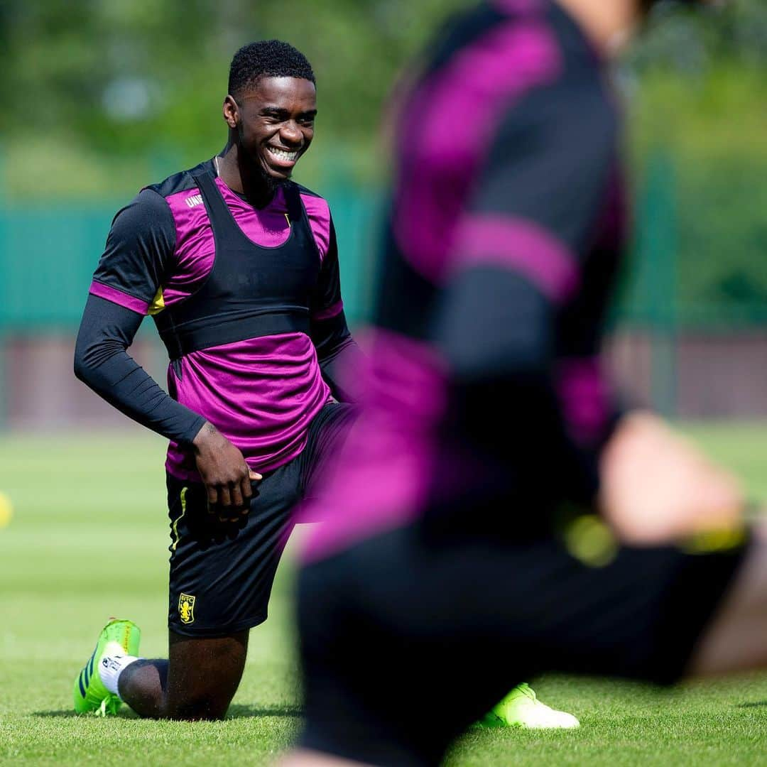 アストン・ヴィラFCさんのインスタグラム写真 - (アストン・ヴィラFCInstagram)「Only positive vibes ahead of Monday. ✌️ . #PartOfThePride #AVFC」5月23日 19時07分 - avfcofficial