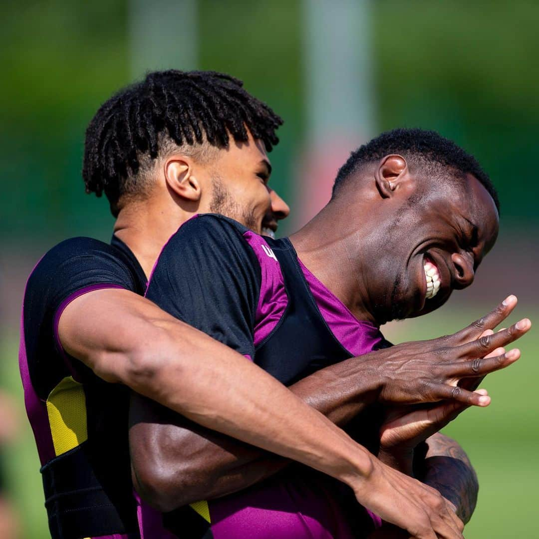 アストン・ヴィラFCさんのインスタグラム写真 - (アストン・ヴィラFCInstagram)「Only positive vibes ahead of Monday. ✌️ . #PartOfThePride #AVFC」5月23日 19時07分 - avfcofficial