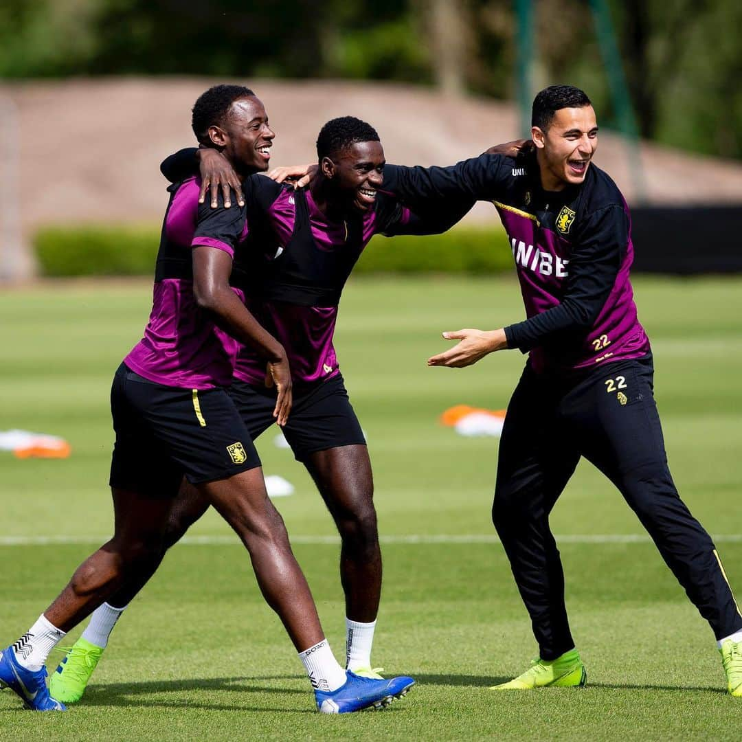 アストン・ヴィラFCさんのインスタグラム写真 - (アストン・ヴィラFCInstagram)「Only positive vibes ahead of Monday. ✌️ . #PartOfThePride #AVFC」5月23日 19時07分 - avfcofficial