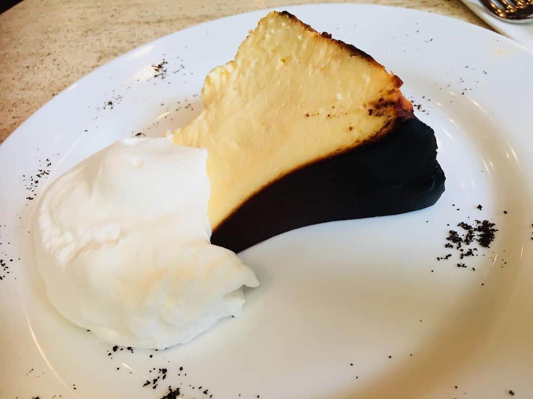 高田真希さんのインスタグラム写真 - (高田真希Instagram)「ファンの方から @gazta2018 のバスクチーズケーキを頂いてからハマってます😋 という事で#6thbyorientalhotel に食べに行ってきました✨ 美味しかった〜🤩 バスクチーズケーキ巡りしたな〜✨ #バスクチーズケーキ#チーズケーキ #食べるの大好きアスリート #東京#tokyo#有楽町」5月23日 19時14分 - maki_takada