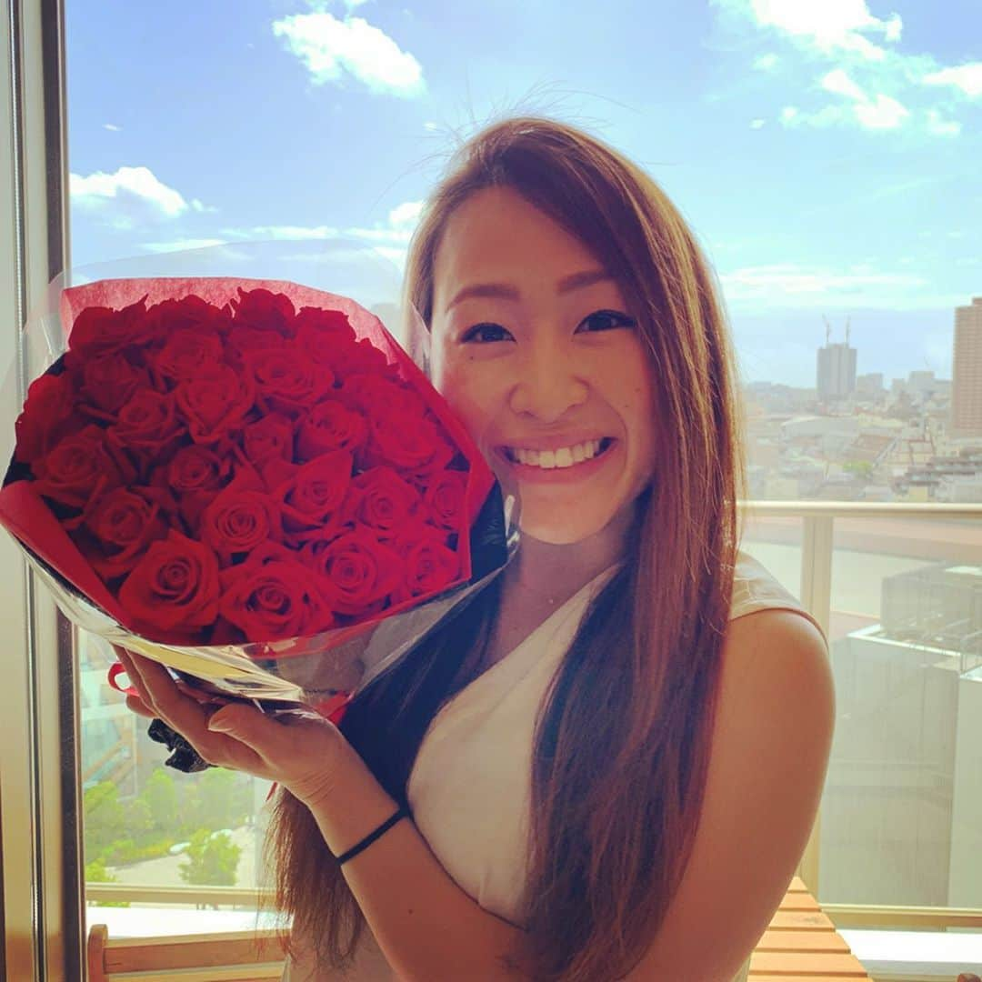 菊池沙都さんのインスタグラム写真 - (菊池沙都Instagram)「🌹🌹🌹 30本の薔薇と私💐 素敵なお花をありがとう🥰💕 お花の似合う女性になります。なりたい。 #薔薇#花束#幸せ #誕生日#5月18日#30歳」5月23日 19時17分 - satochin30