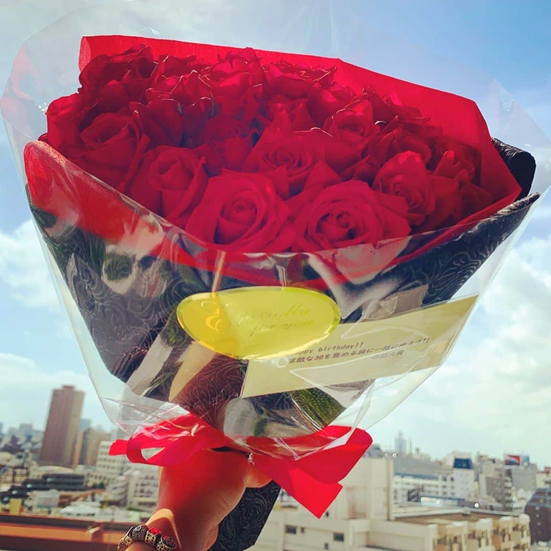 菊池沙都さんのインスタグラム写真 - (菊池沙都Instagram)「🌹🌹🌹 30本の薔薇と私💐 素敵なお花をありがとう🥰💕 お花の似合う女性になります。なりたい。 #薔薇#花束#幸せ #誕生日#5月18日#30歳」5月23日 19時17分 - satochin30