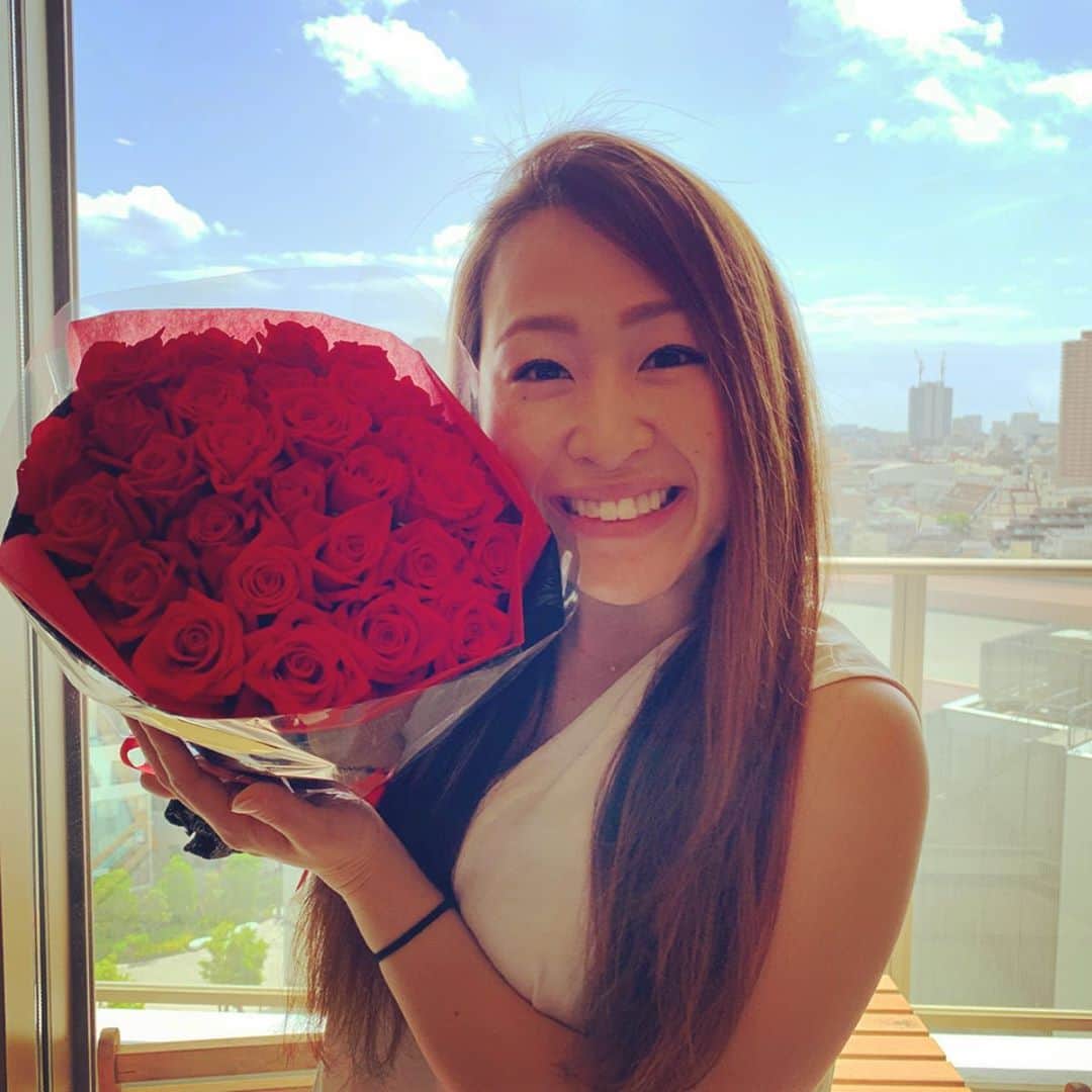 菊池沙都のインスタグラム：「🌹🌹🌹 30本の薔薇と私💐 素敵なお花をありがとう🥰💕 お花の似合う女性になります。なりたい。 #薔薇#花束#幸せ #誕生日#5月18日#30歳」