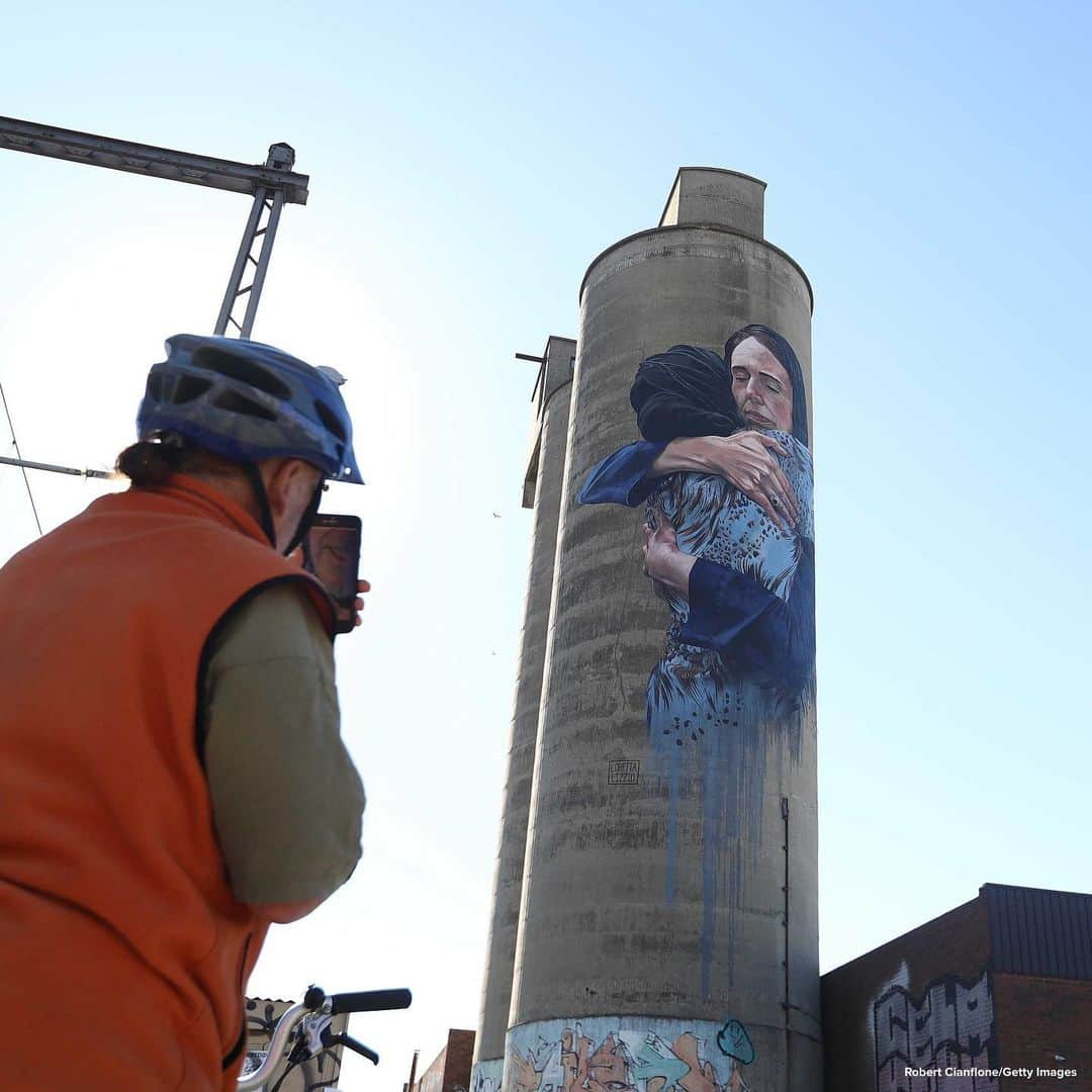 ABC Newsさんのインスタグラム写真 - (ABC NewsInstagram)「Artist reveals 80-foot mural depicting New Zealand Prime Minister Jacinda Ardern comforting grieving woman after Christchurch mosque attacks. #mosque #christchurch #mural #newzealand #art」5月23日 19時17分 - abcnews