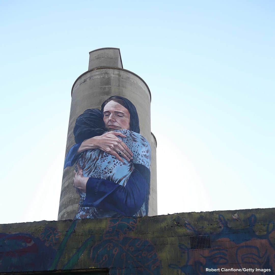 ABC Newsさんのインスタグラム写真 - (ABC NewsInstagram)「Artist reveals 80-foot mural depicting New Zealand Prime Minister Jacinda Ardern comforting grieving woman after Christchurch mosque attacks. #mosque #christchurch #mural #newzealand #art」5月23日 19時17分 - abcnews