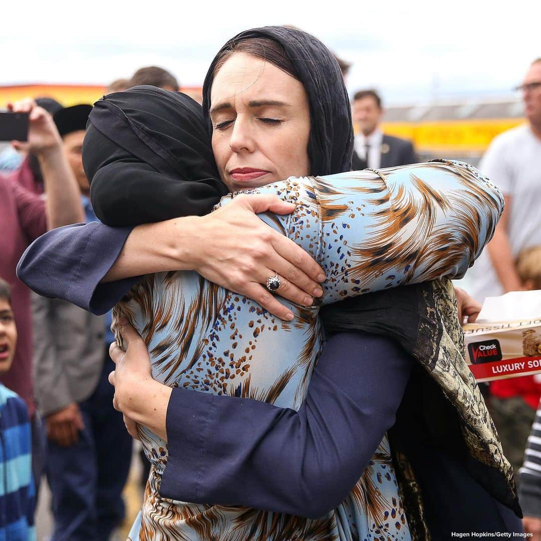 ABC Newsさんのインスタグラム写真 - (ABC NewsInstagram)「Artist reveals 80-foot mural depicting New Zealand Prime Minister Jacinda Ardern comforting grieving woman after Christchurch mosque attacks. #mosque #christchurch #mural #newzealand #art」5月23日 19時17分 - abcnews